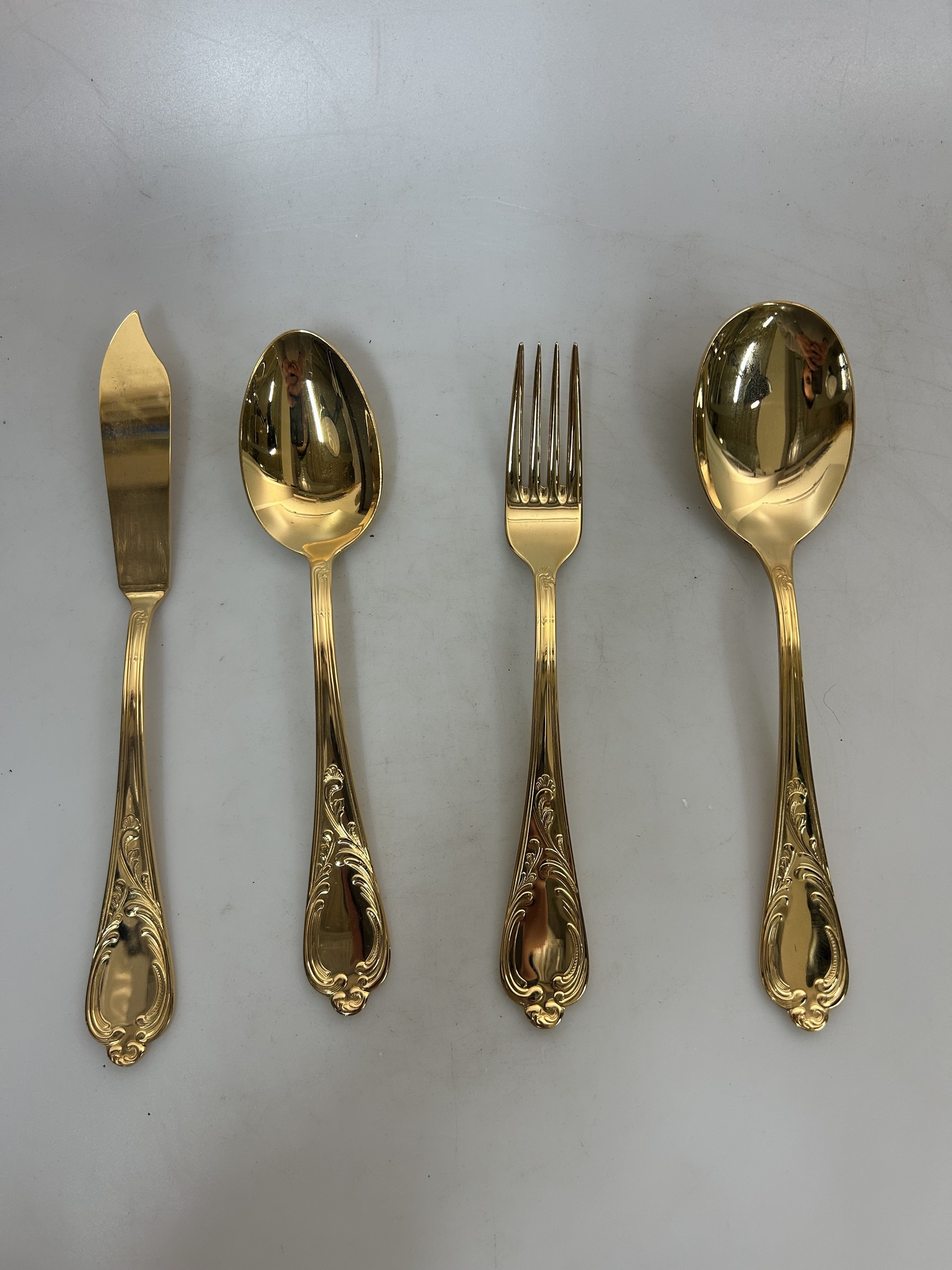 Detail c: 142-tlg. Tafelbesteck, Solingen, Edelstahl 23 Karat vergoldet, Barockstil, 24 Messer, 23 Gabeln, 24 Löffel, 12 Fischmesser, 12 Fischgabeln, 24 ...