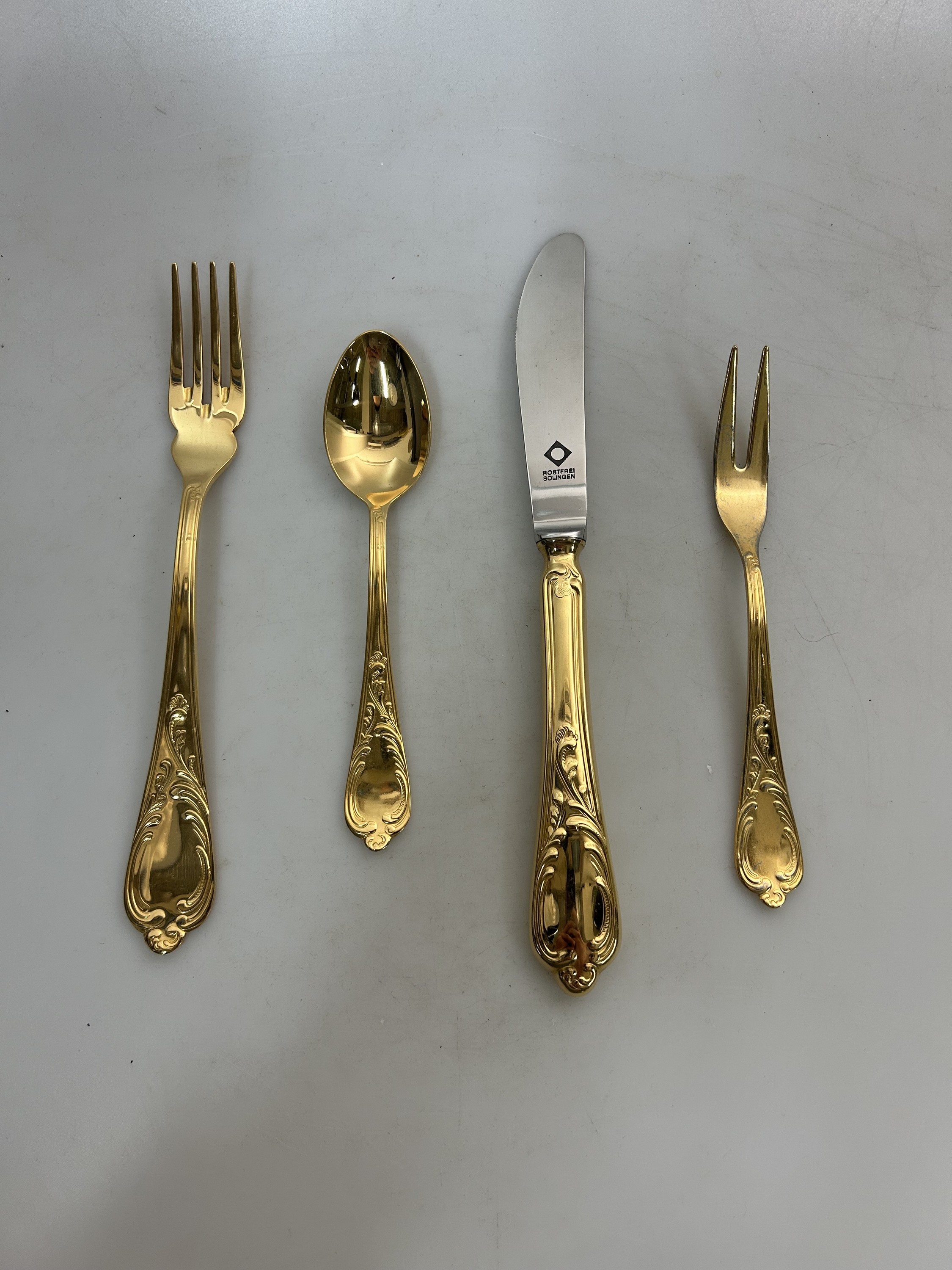 Detail d: 142-tlg. Tafelbesteck, Solingen, Edelstahl 23 Karat vergoldet, Barockstil, 24 Messer, 23 Gabeln, 24 Löffel, 12 Fischmesser, 12 Fischgabeln, 24 ...