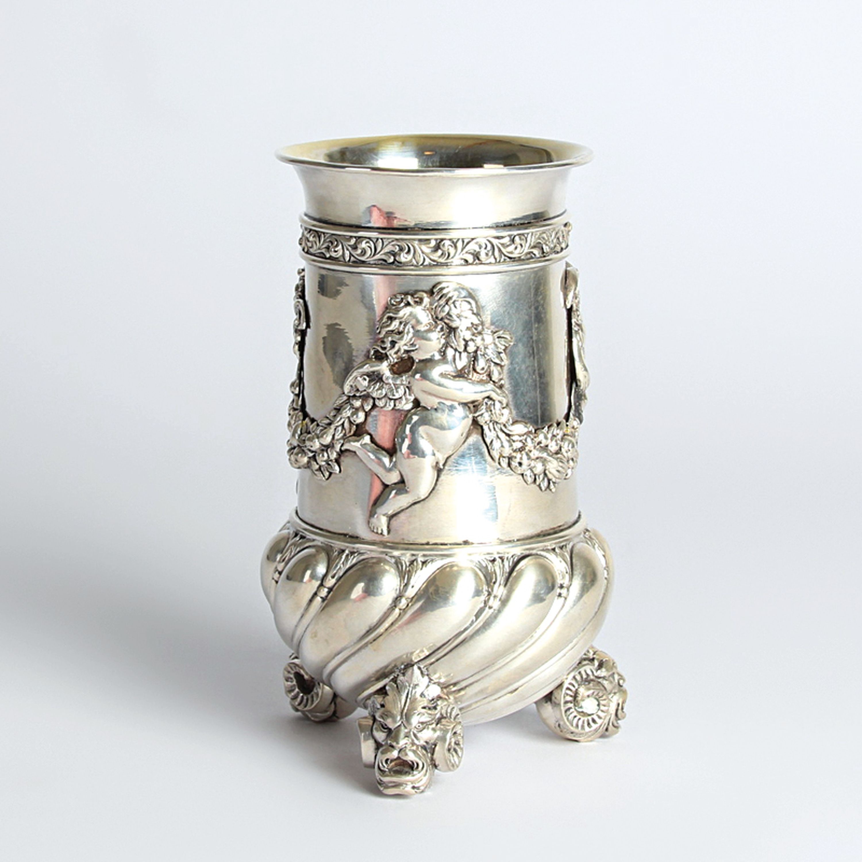 Silberbecher deutsch, um 1900/Anfang 20.Jh.,Silber geprüft, innenvergoldet, drei Füße in Form von Chimären, Wandung mit aufgesetztem dreiteiligem ...