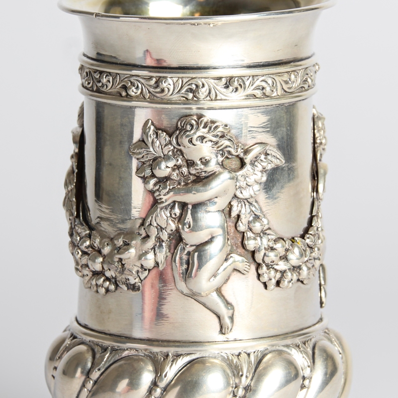 Detail a: Silberbecher deutsch, um 1900/Anfang 20.Jh.,Silber geprüft, innenvergoldet, drei Füße in Form von Chimären, Wandung mit aufgesetztem dreiteiligem ...