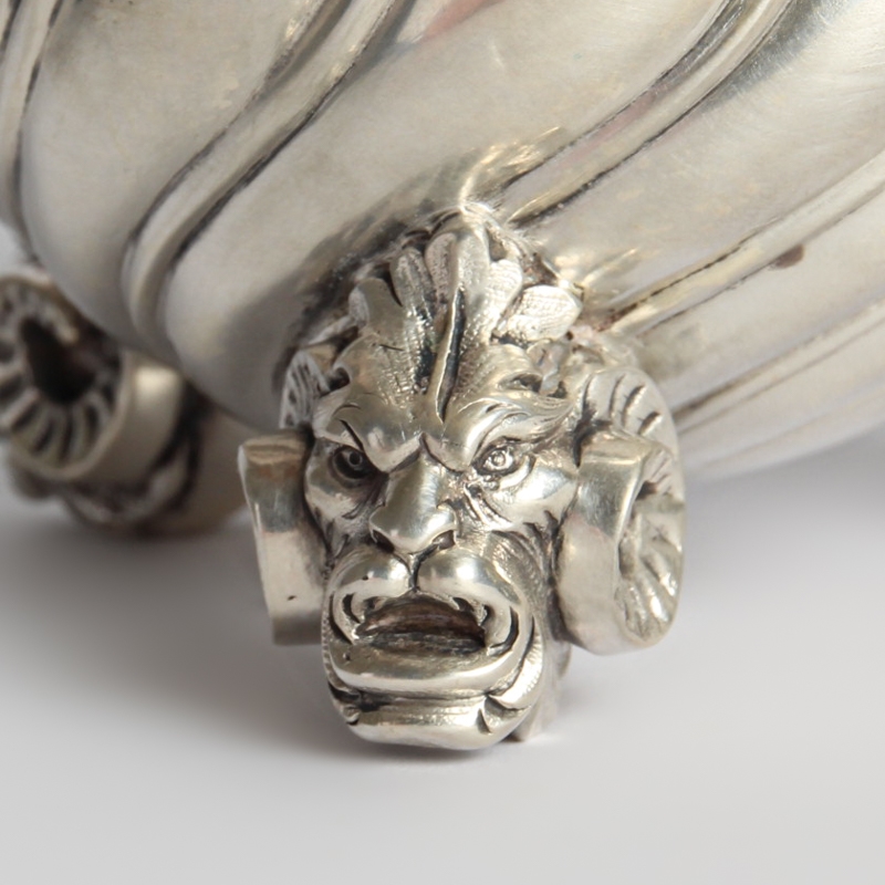 Detail b: Silberbecher deutsch, um 1900/Anfang 20.Jh.,Silber geprüft, innenvergoldet, drei Füße in Form von Chimären, Wandung mit aufgesetztem dreiteiligem ...