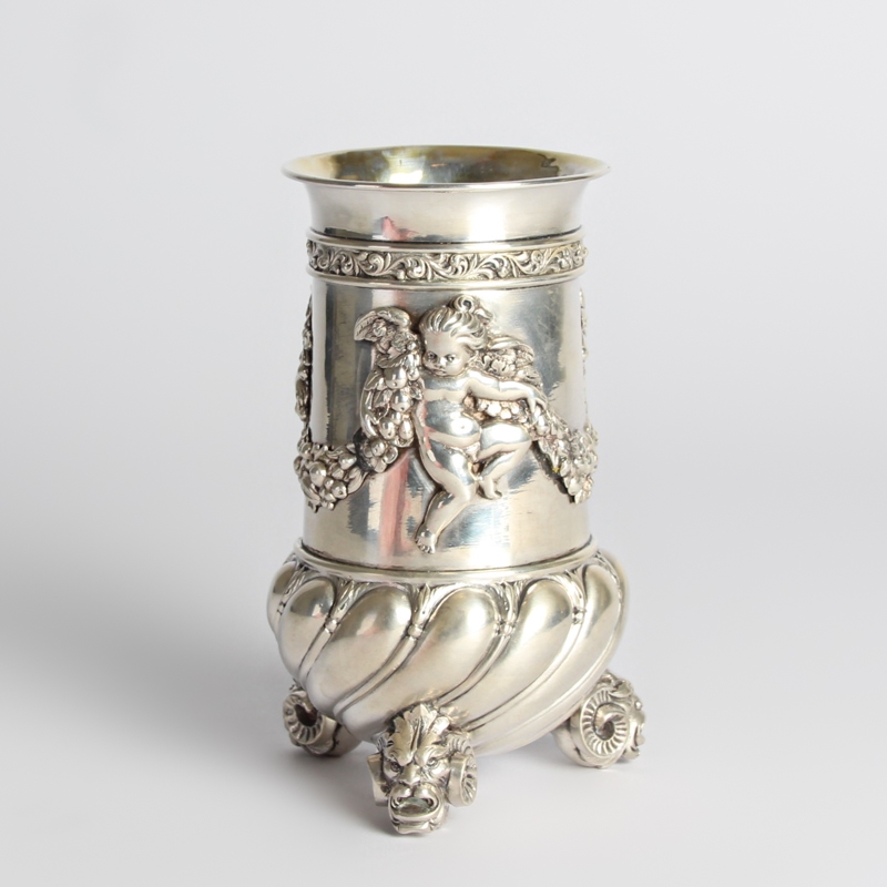 Detail c: Silberbecher deutsch, um 1900/Anfang 20.Jh.,Silber geprüft, innenvergoldet, drei Füße in Form von Chimären, Wandung mit aufgesetztem dreiteiligem ...