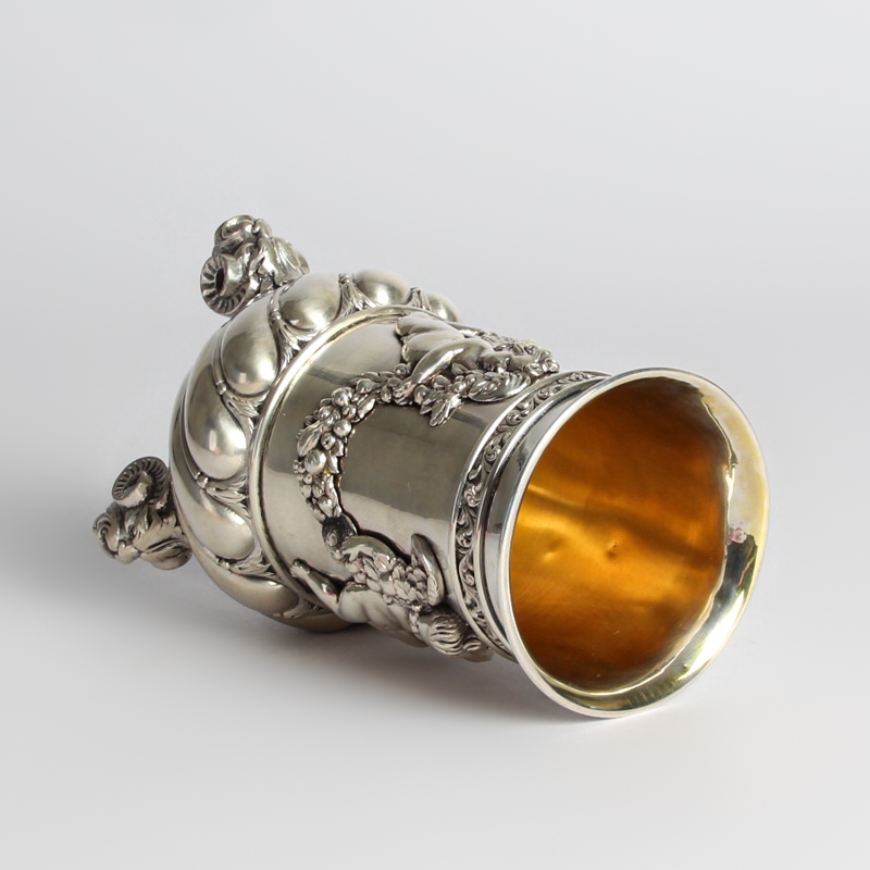 Detail d: Silberbecher deutsch, um 1900/Anfang 20.Jh.,Silber geprüft, innenvergoldet, drei Füße in Form von Chimären, Wandung mit aufgesetztem dreiteiligem ...