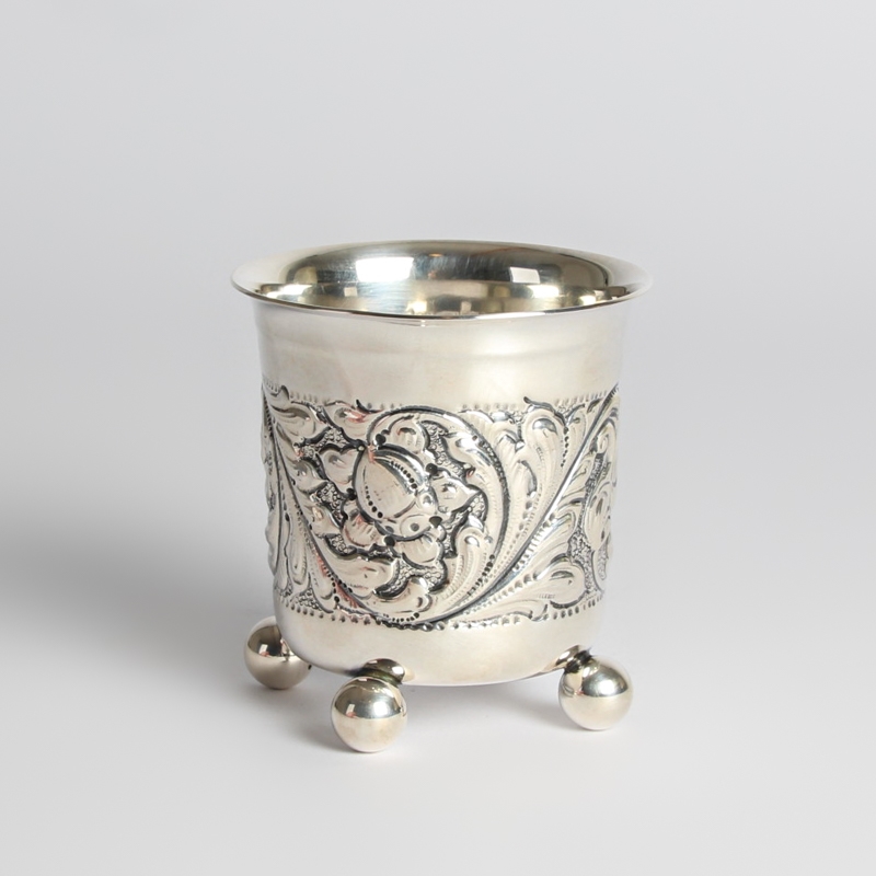Detail a: Silberbecher, 20.Jh., 830er-Silber, barockisierender Dekor mit Blüten und Ranken, drei Kugelfüße, ungedeutete Vogelmarke, ca. 149 g, H. 9 cm