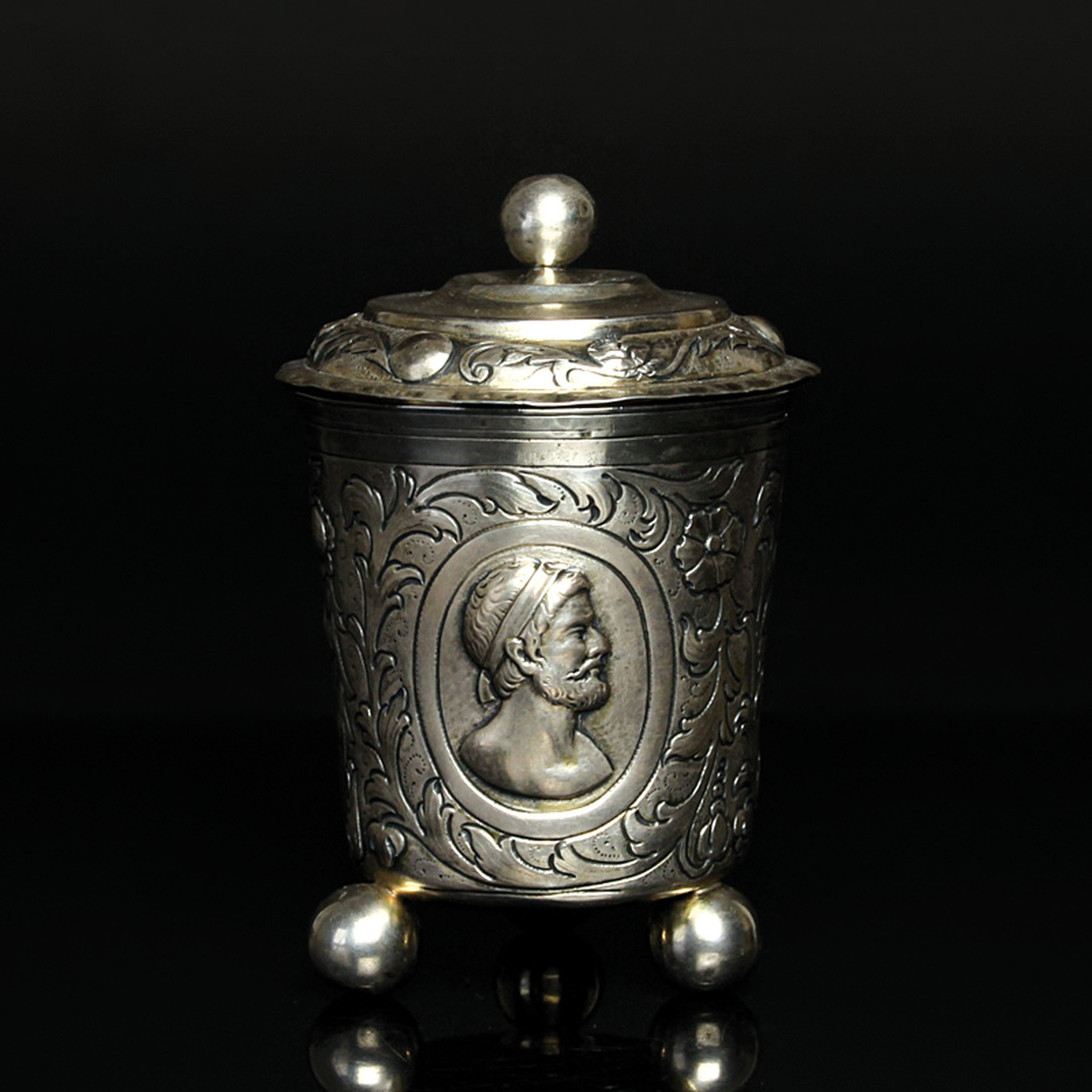 Kugelfußbecher mit Deckel, deutsch, 19.Jh., Silber geprüft, umlaufend drei Bildniskartuschen mit römischen Honoranten, Meistermarke HL, ...