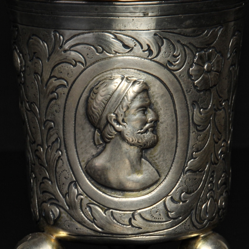 Detail a: Kugelfußbecher mit Deckel, deutsch, 19.Jh., Silber geprüft, umlaufend drei Bildniskartuschen mit römischen Honoranten, Meistermarke HL, ...