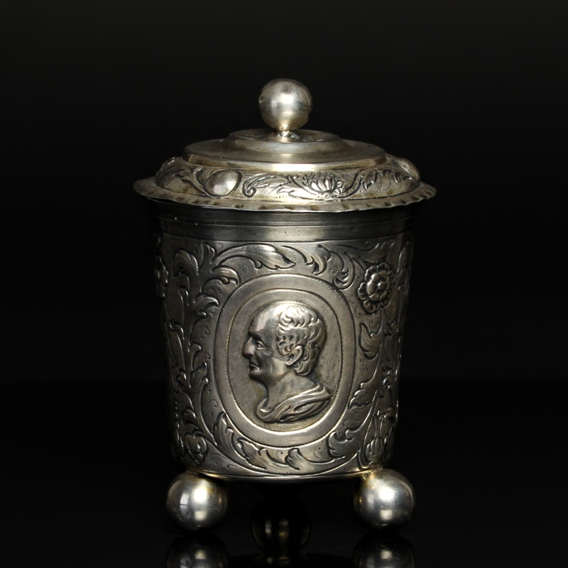 Detail b: Kugelfußbecher mit Deckel, deutsch, 19.Jh., Silber geprüft, umlaufend drei Bildniskartuschen mit römischen Honoranten, Meistermarke HL, ...