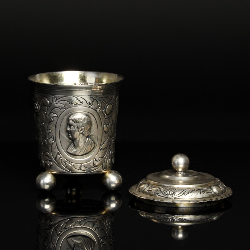 Detail c: Kugelfußbecher mit Deckel, deutsch, 19.Jh., Silber geprüft, umlaufend drei Bildniskartuschen mit römischen Honoranten, Meistermarke HL, ...