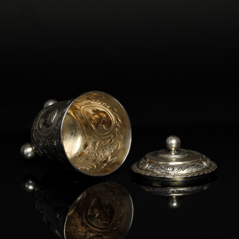 Detail d: Kugelfußbecher mit Deckel, deutsch, 19.Jh., Silber geprüft, umlaufend drei Bildniskartuschen mit römischen Honoranten, Meistermarke HL, ...