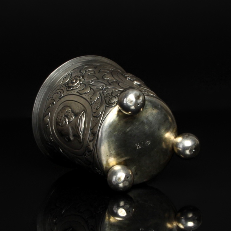 Detail e: Kugelfußbecher mit Deckel, deutsch, 19.Jh., Silber geprüft, umlaufend drei Bildniskartuschen mit römischen Honoranten, Meistermarke HL, ...