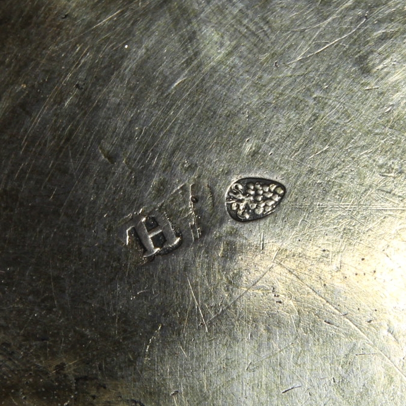 Detail f: Kugelfußbecher mit Deckel, deutsch, 19.Jh., Silber geprüft, umlaufend drei Bildniskartuschen mit römischen Honoranten, Meistermarke HL, ...