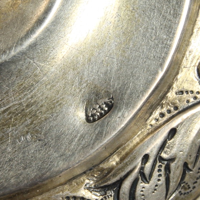 Detail g: Kugelfußbecher mit Deckel, deutsch, 19.Jh., Silber geprüft, umlaufend drei Bildniskartuschen mit römischen Honoranten, Meistermarke HL, ...