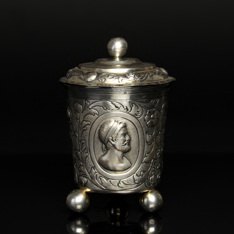Detail h: Kugelfußbecher mit Deckel, deutsch, 19.Jh., Silber geprüft, umlaufend drei Bildniskartuschen mit römischen Honoranten, Meistermarke HL, ...