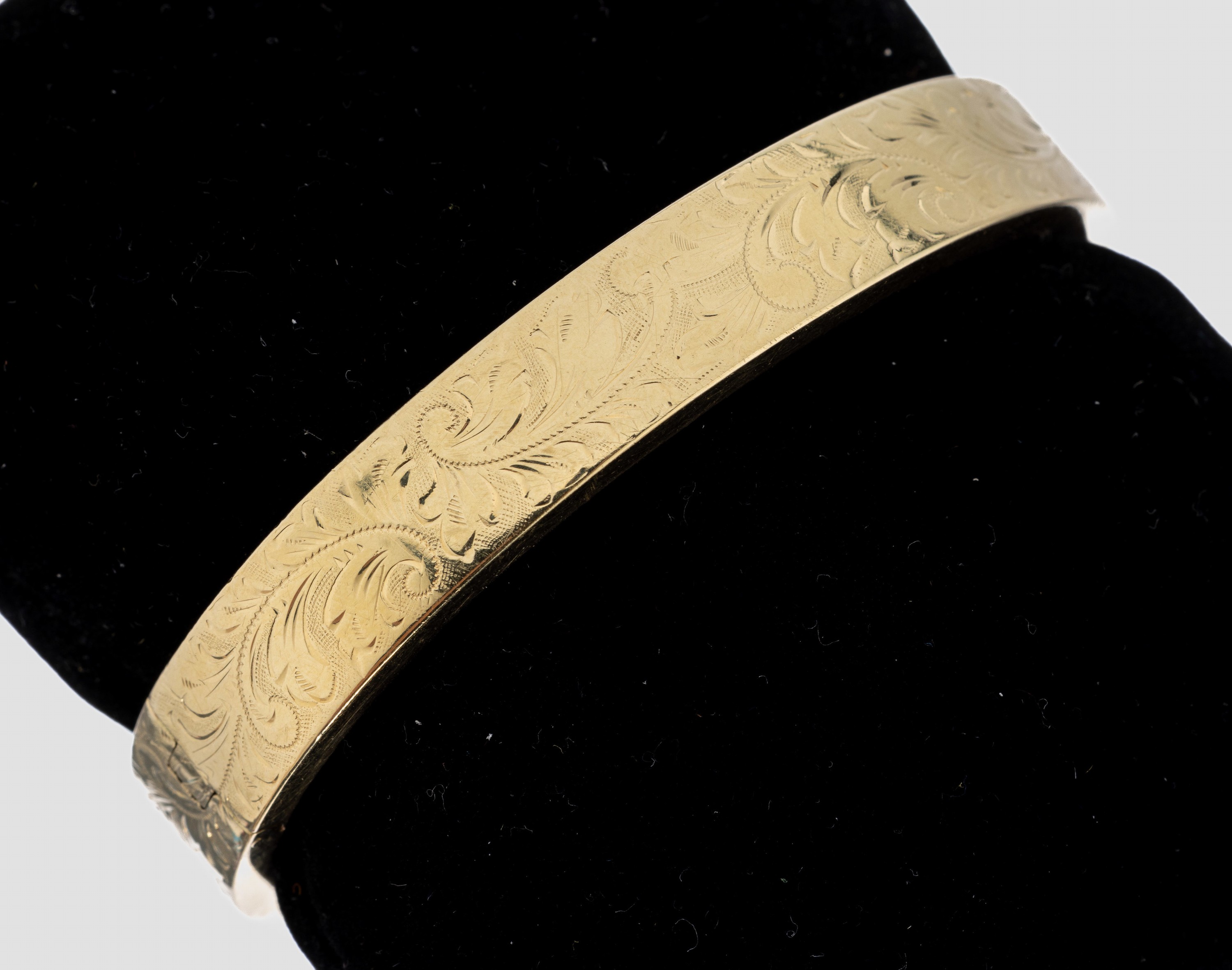 14 kt Gold Armreif, GG 585/000 gefüllt, B. ca. 1 cm, reich grav. mit Rocaillen, ca. 5.8 x5.2 cm, Klappscharnier, Kastenschloss mit ...