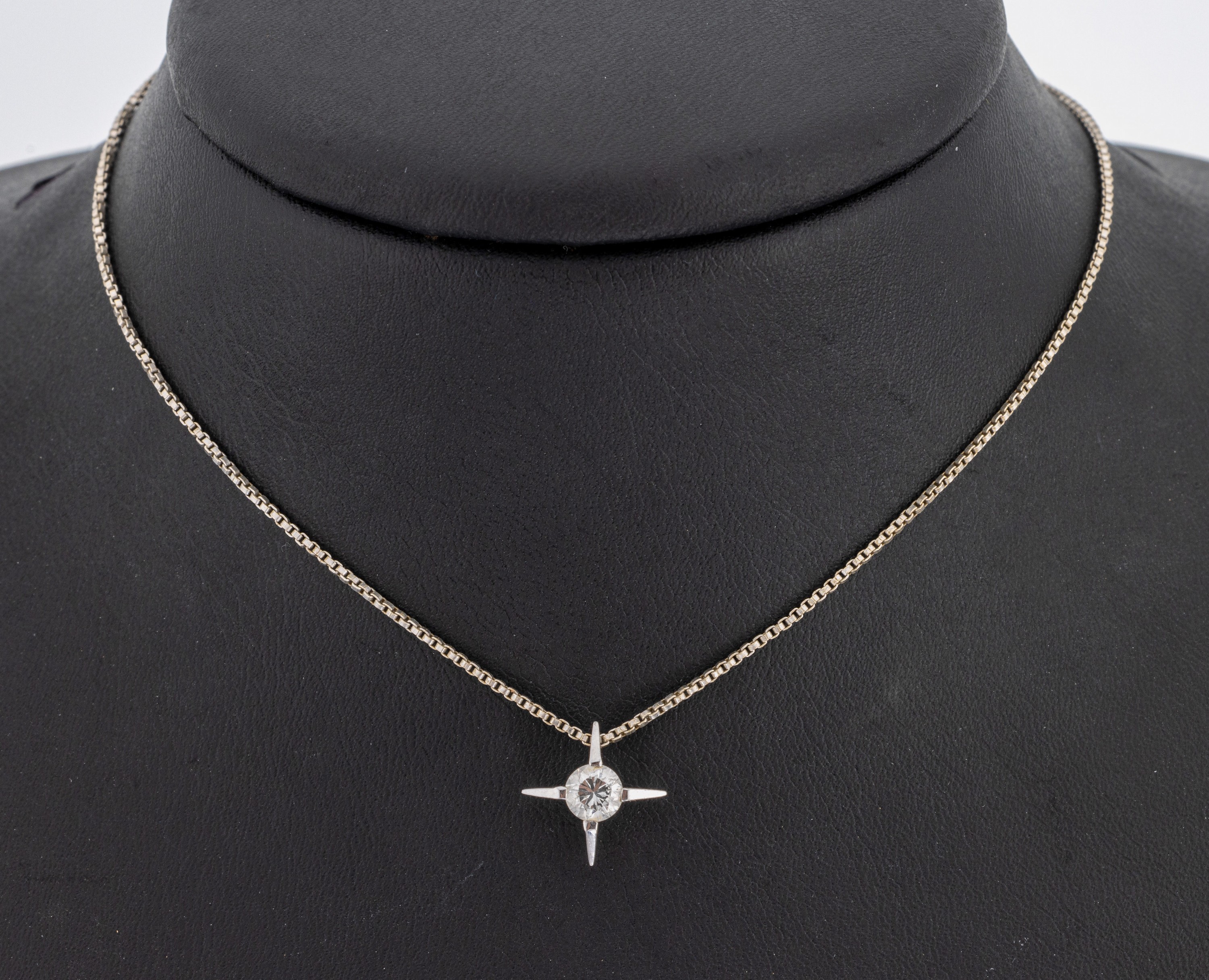14 kt Gold Brillant-Anhänger, WG 585/000 außergewöhnliche Gestaltung, Brillant ca. 0.30 ct Weiß/p, an Kette, WG 585/000, L. ca. 42 cm, ...