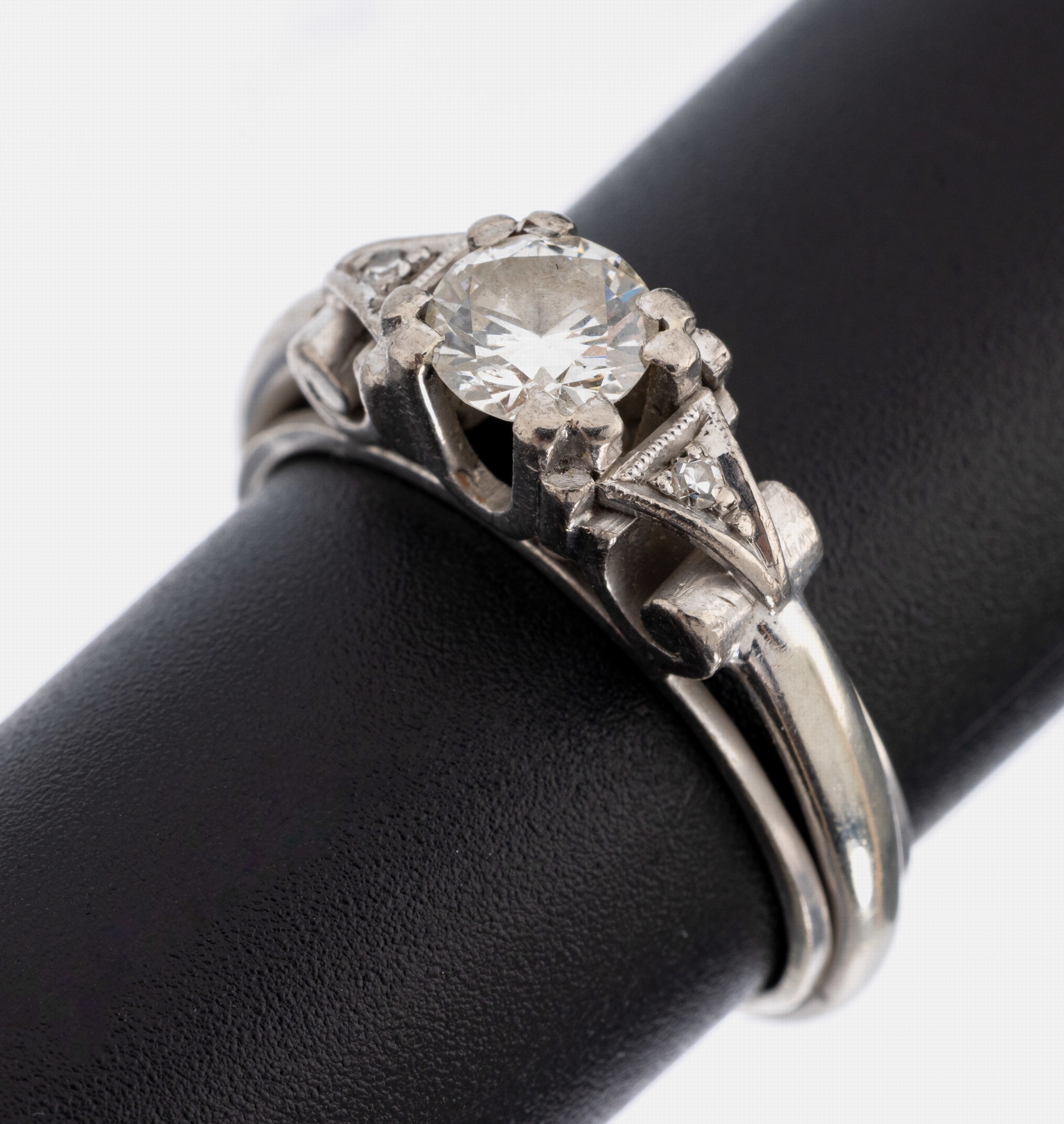14 kt Gold Diamant-Ring, WG 585/000, 1 Brillant und 2 8/8-Diamanten zus. ca. 0.50 ct l.get.Weiß/si, RW 54, ca. 5.1 g