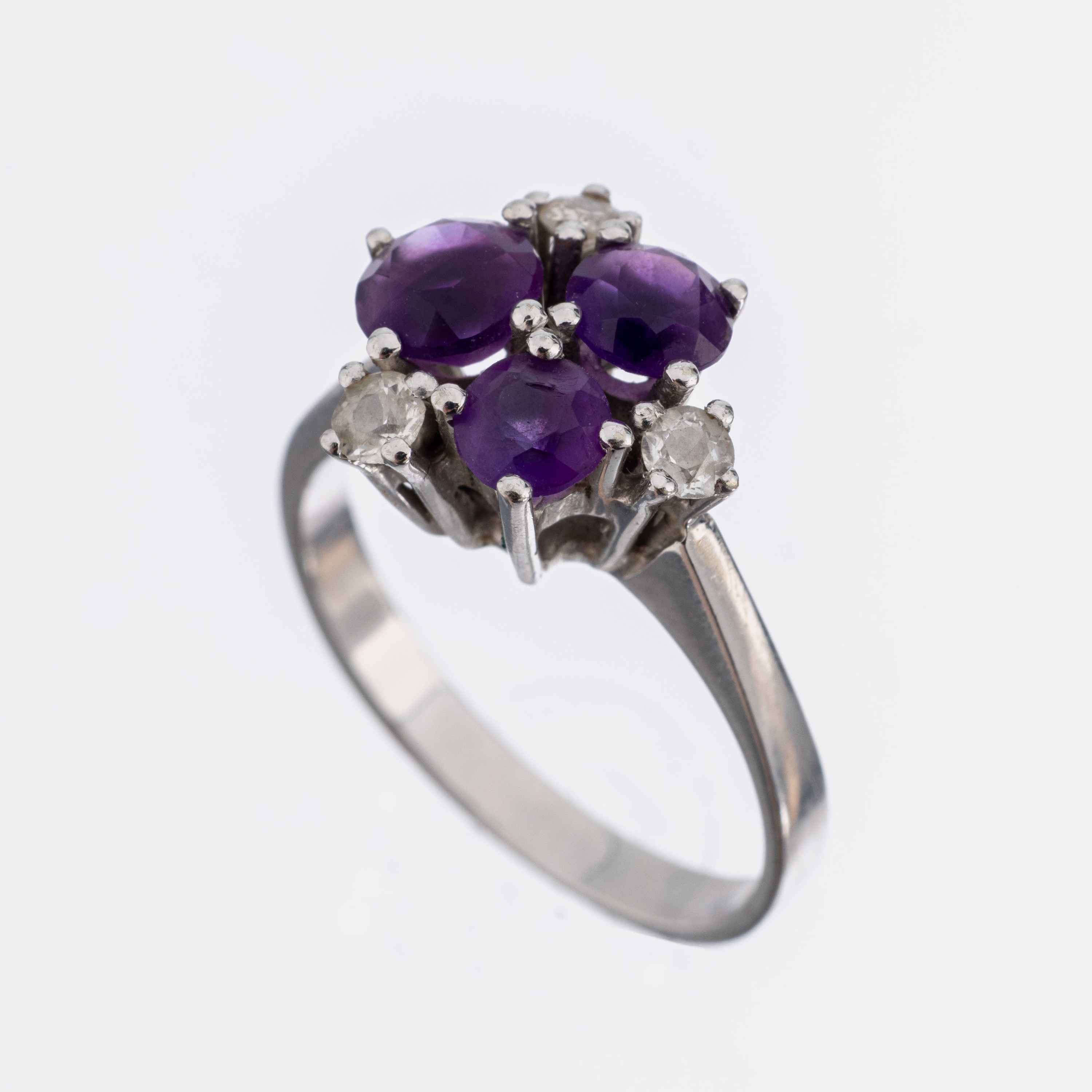 14 kt Gold Brillant-Amethyst-Ring, WG 585/000, 3 Brillanten zus. ca. 0.15 ct l.get.Weiß/p, 3 rundfacett. Amethyste zus. ca.0.50 ct, RW 53, ca. 3.2 g