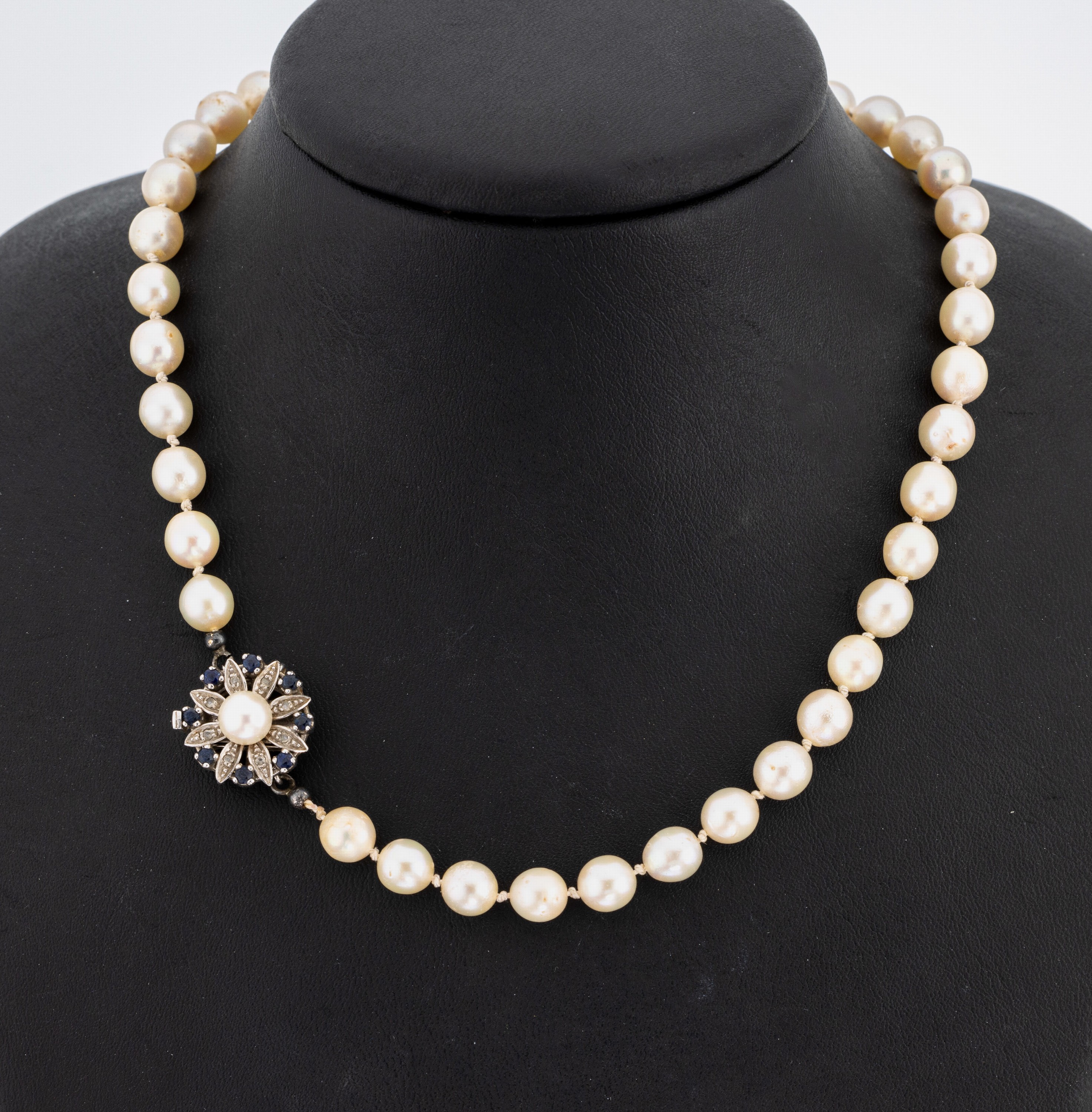 Zuchtperl-Collier mit 14 kt Gold Saphir- Schmuckschließe, GG/WG 585/000, Akoyazuchtperlen, D. ca. 7.2 mm, Kastenschlossfür urspr. 2-rhg. ...