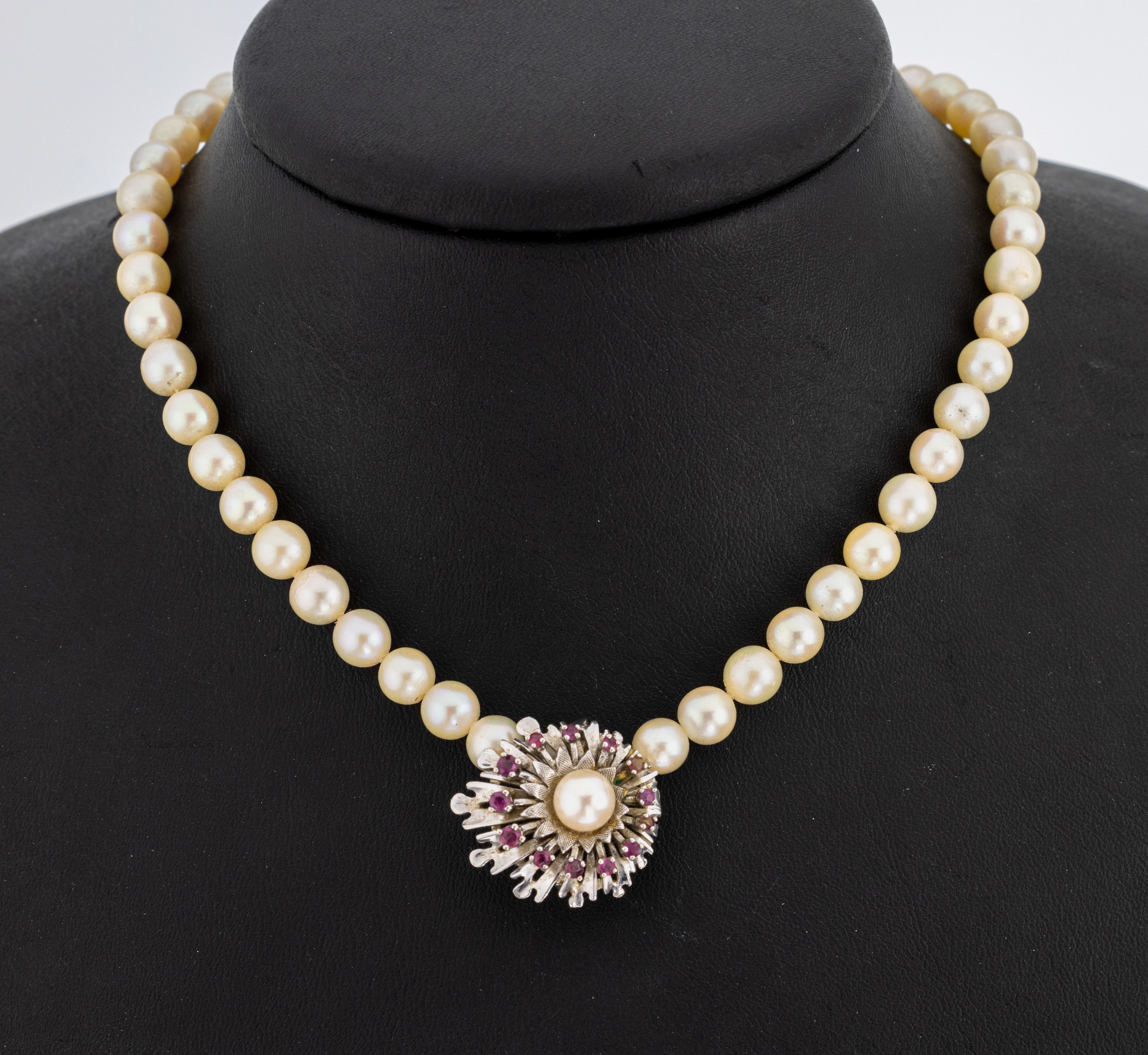 Zuchtperl-Collier mit 14 kt Gold Rubin- Kettenclip, WG 585/000, endlos, Akoyazucht-perlen, D. ca 6.3 mm, Kettenclip mit kl. rundfacett. Rubinen und ...