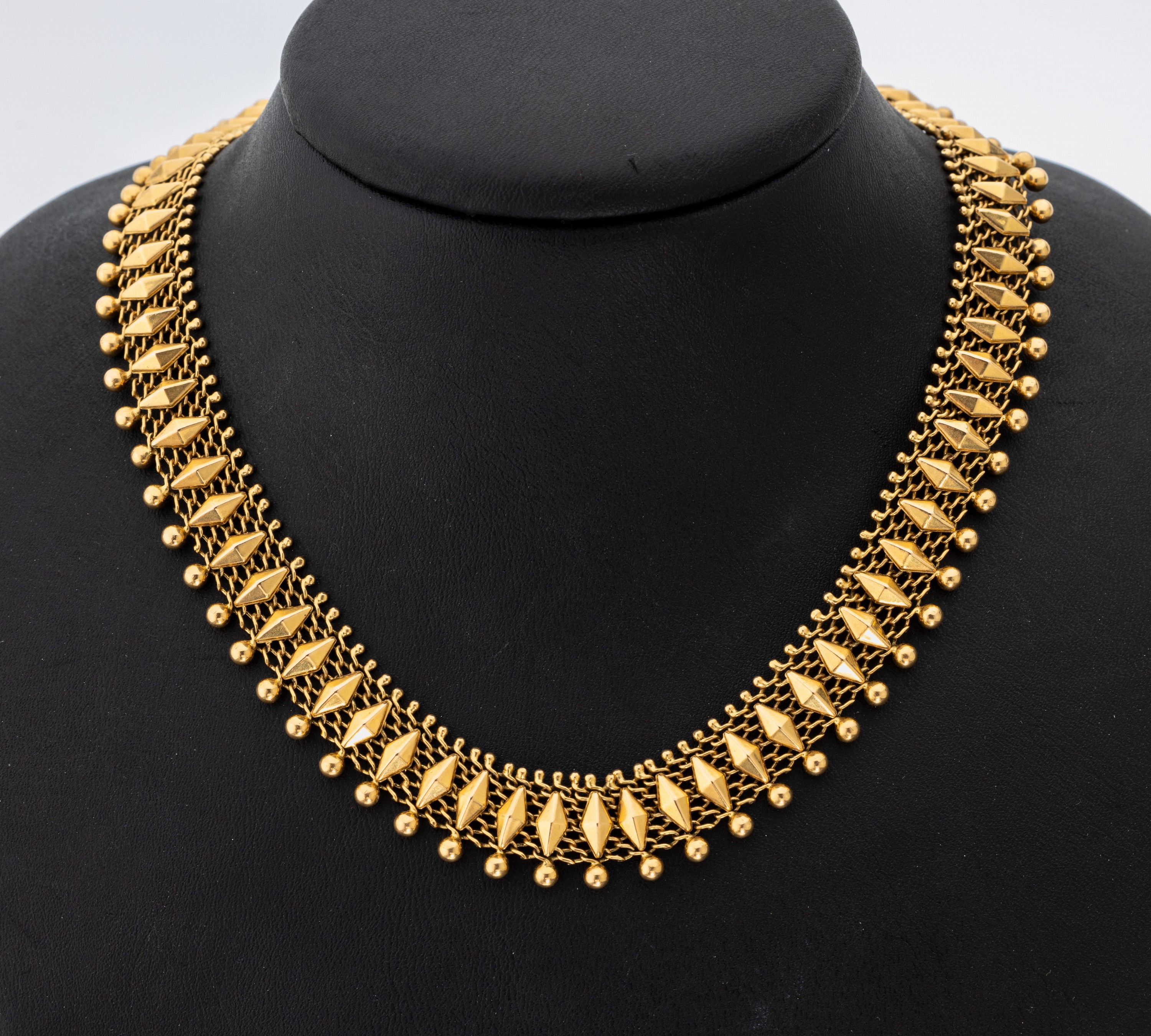 18 kt Gold Collier, GG 750/000, aufwendige Flechtarbeit, aufgelegte Rauten und Kugelabschlüssen, L. ca. 44 cm, Kastenschloss mit Sicherheitsacht, ...