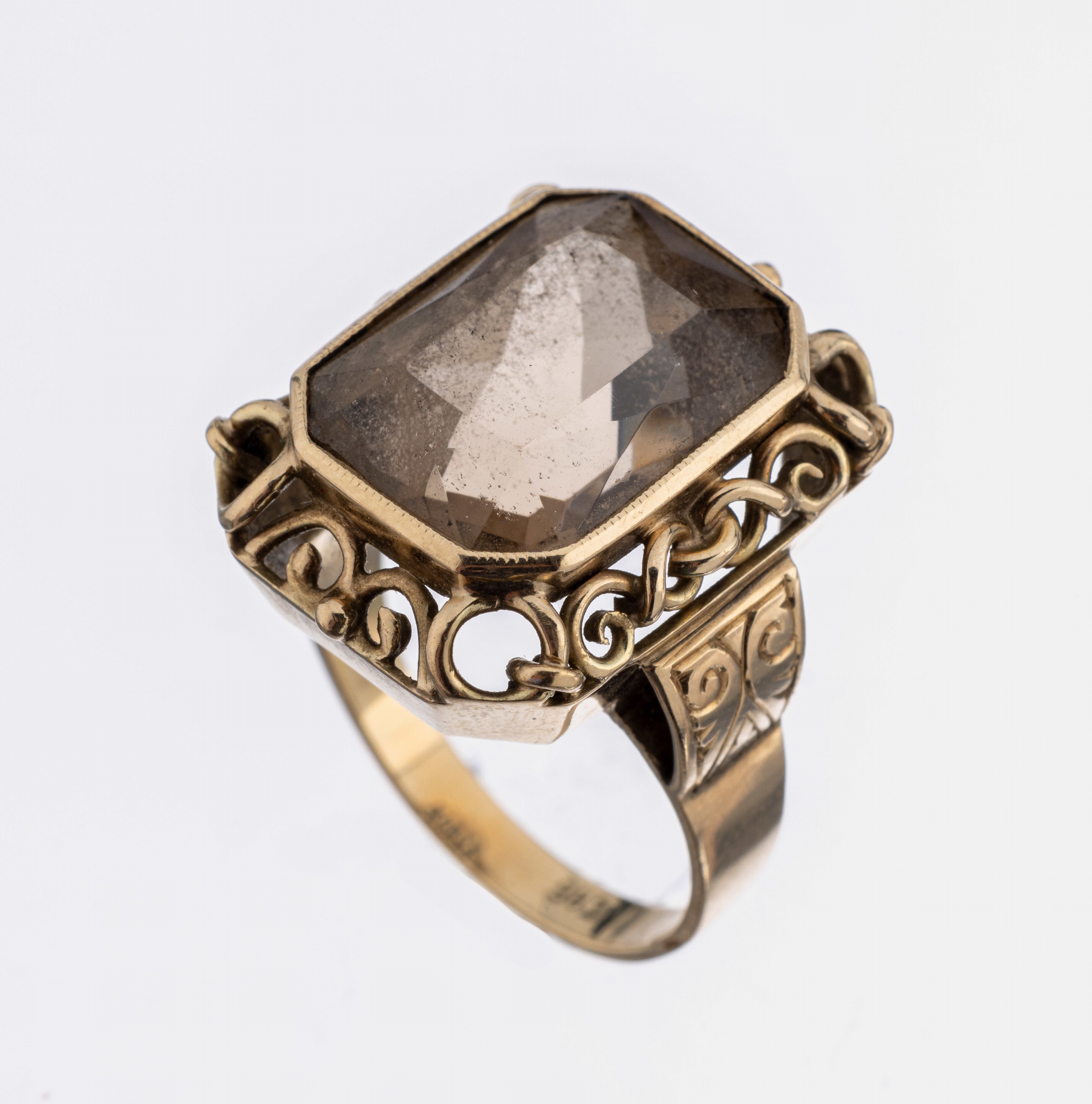 14 kt Gold Rauchquarz-Ring, 1950er Jahre, GG 585/000, facett. Rauchquarz, Rahmung mit Voluten, RW 58, ca. 9.2 g
