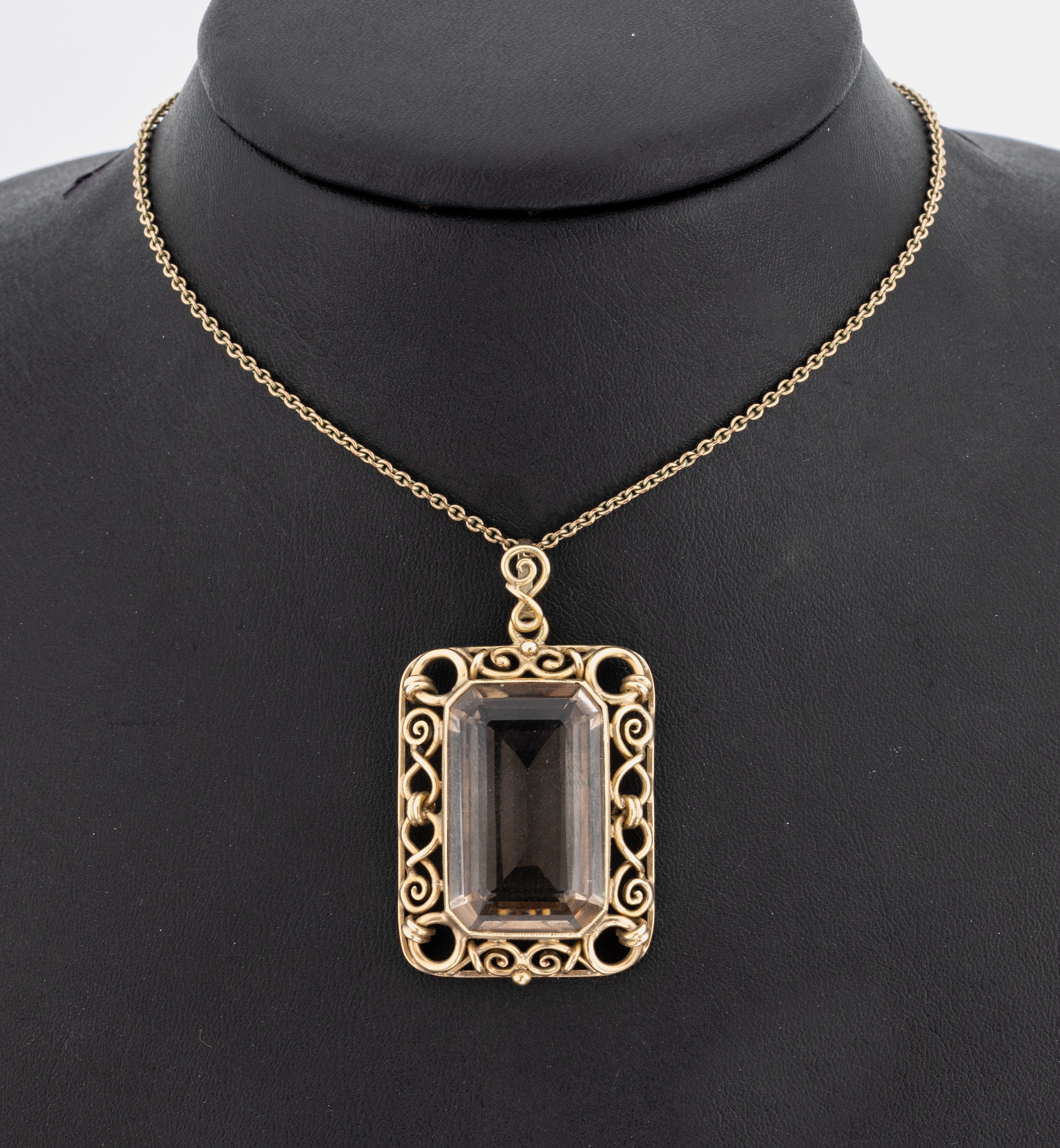 14 kt Gold Rauchquarz-Anhänger, 1950er Jahre, GG 585/000, gr. Rauchquarz im Treppenschliff, Rahmung mit Voluten, ca. 4.5 x2.8 cm, an Kette, Metall ...