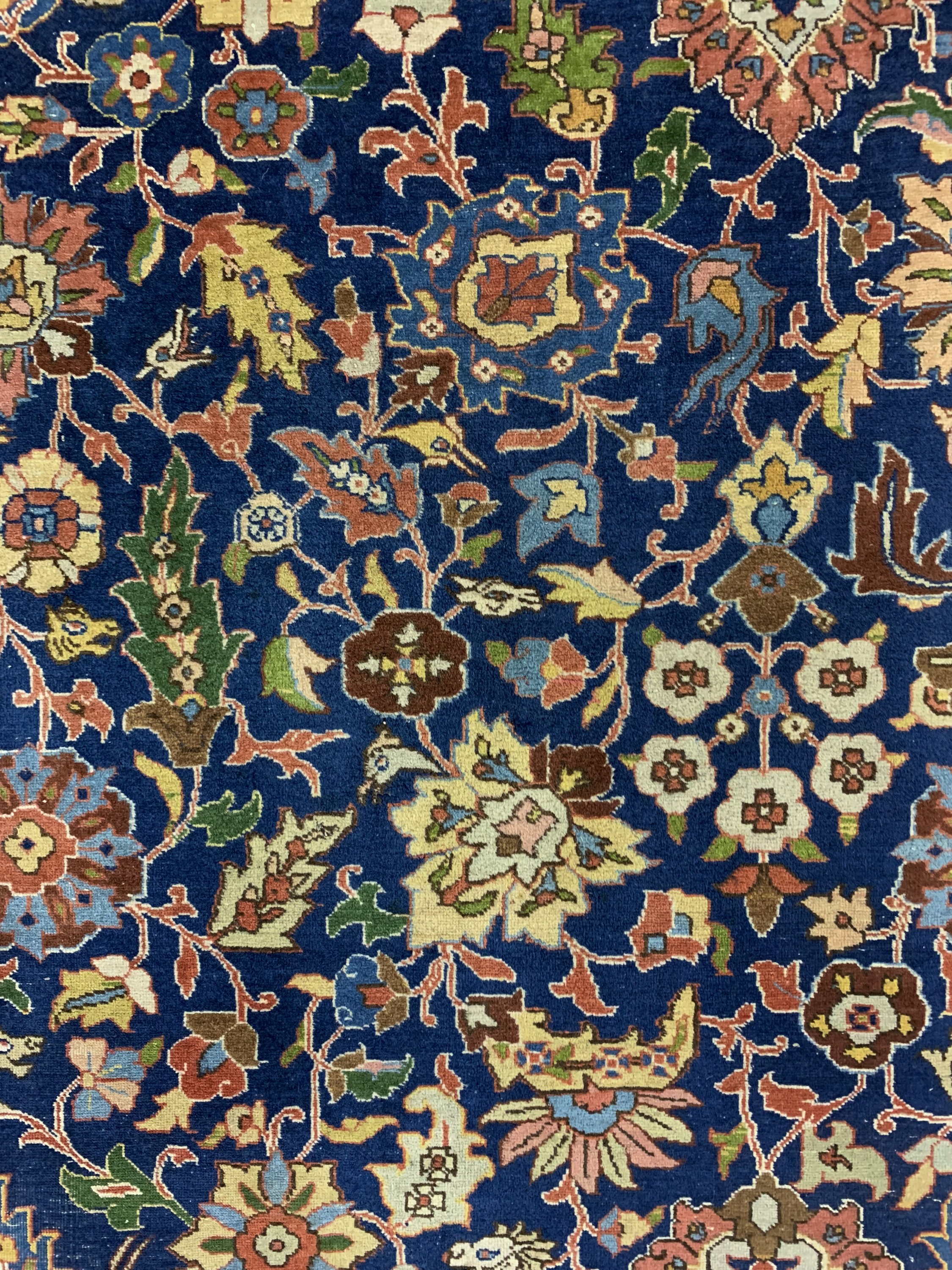 Detail c: Täbriz alt, Persien, Anfang 20.Jhd, Wolle auf Baumwolle, ca. 290 x 220 cm, EHZ: 3(restaurierte Stelle).