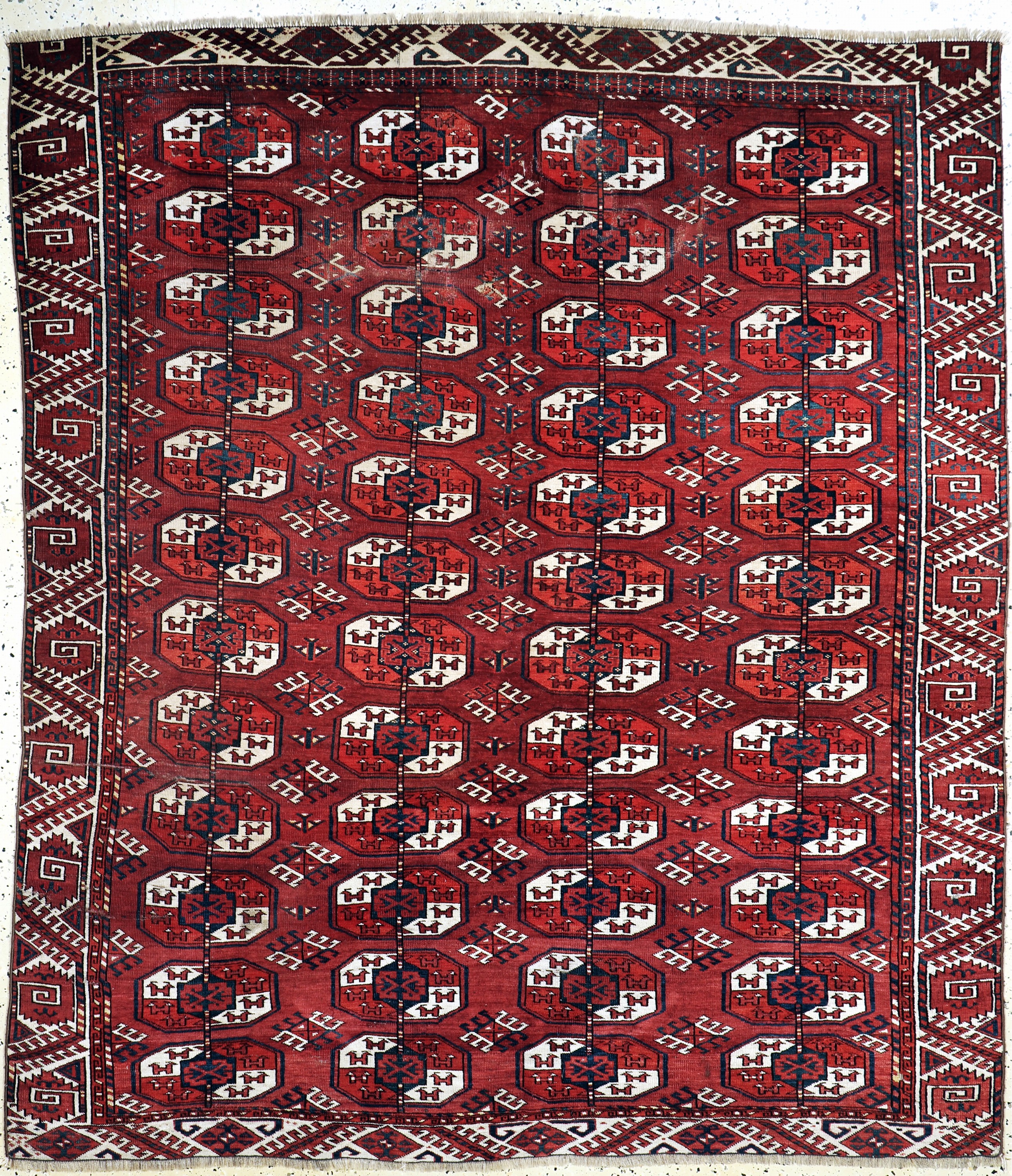 Tekke Hauptteppich antik, Turkmenistan, 19.Jhd, Wolle auf Wolle, ca. 226 x 200 cm, verkürzt, EHZ: 4, (mehrere Löcher & Risse)