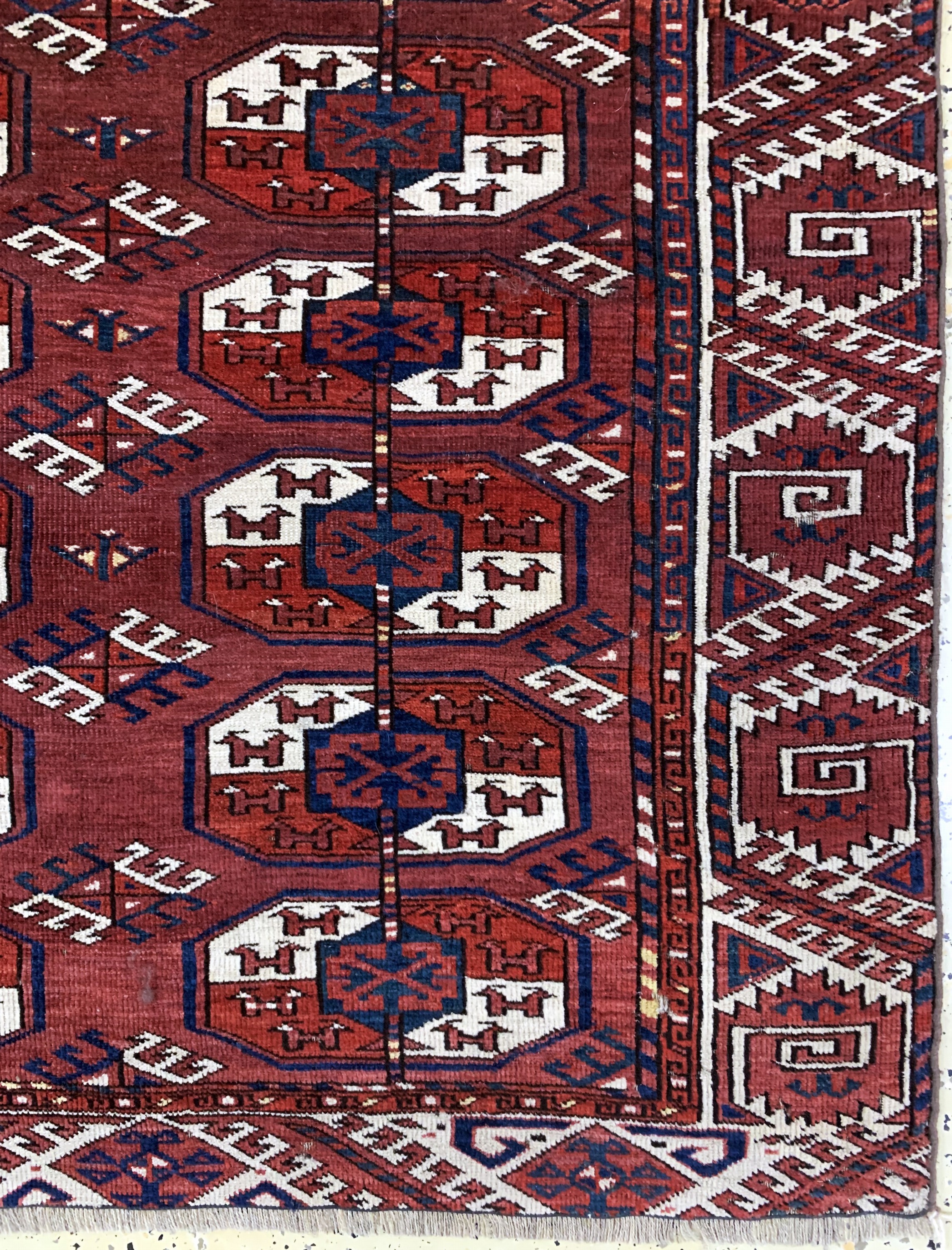 Detail a: Tekke Hauptteppich antik, Turkmenistan, 19.Jhd, Wolle auf Wolle, ca. 226 x 200 cm, verkürzt, EHZ: 4, (mehrere Löcher & Risse)