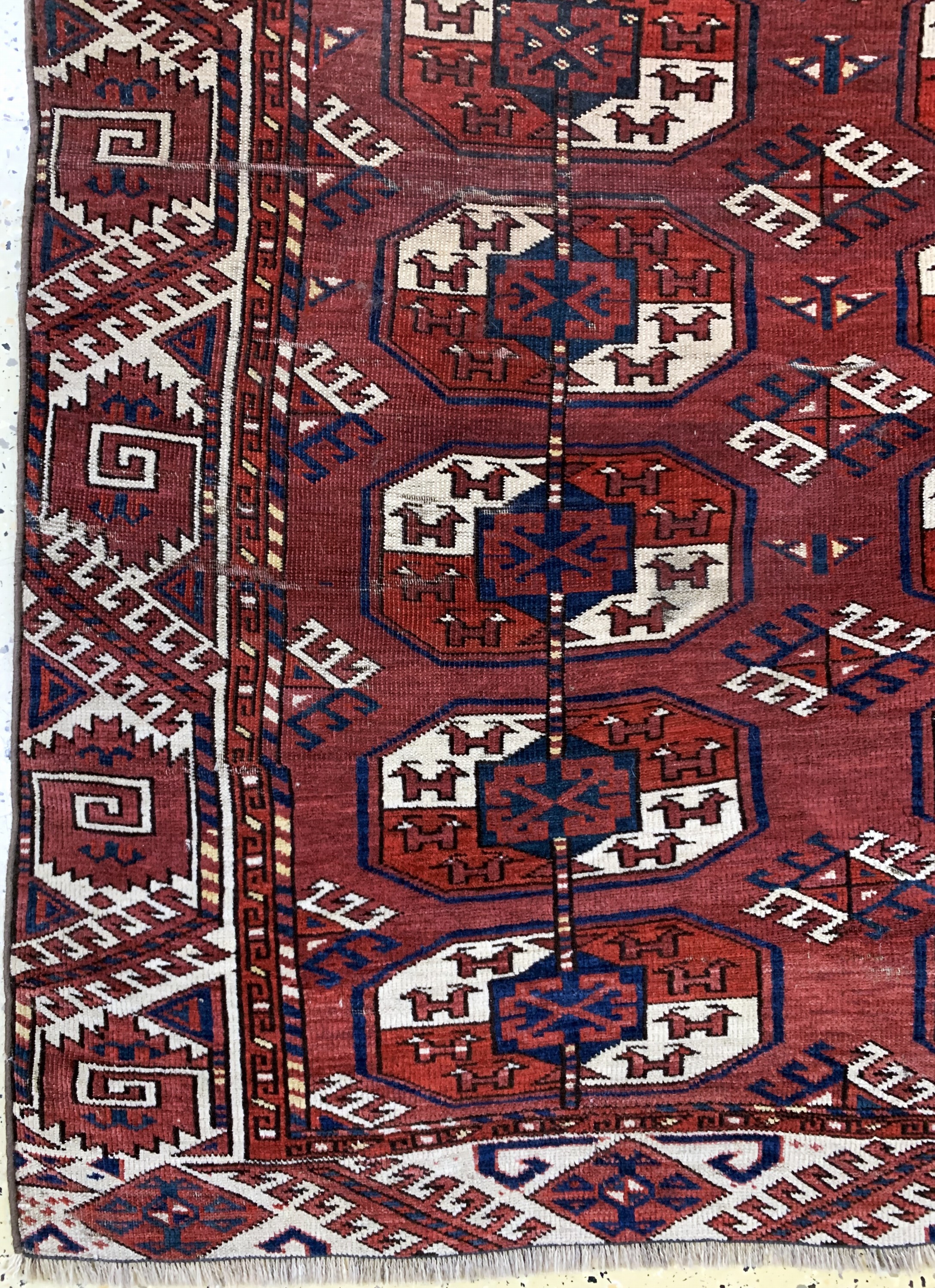 Detail b: Tekke Hauptteppich antik, Turkmenistan, 19.Jhd, Wolle auf Wolle, ca. 226 x 200 cm, verkürzt, EHZ: 4, (mehrere Löcher & Risse)