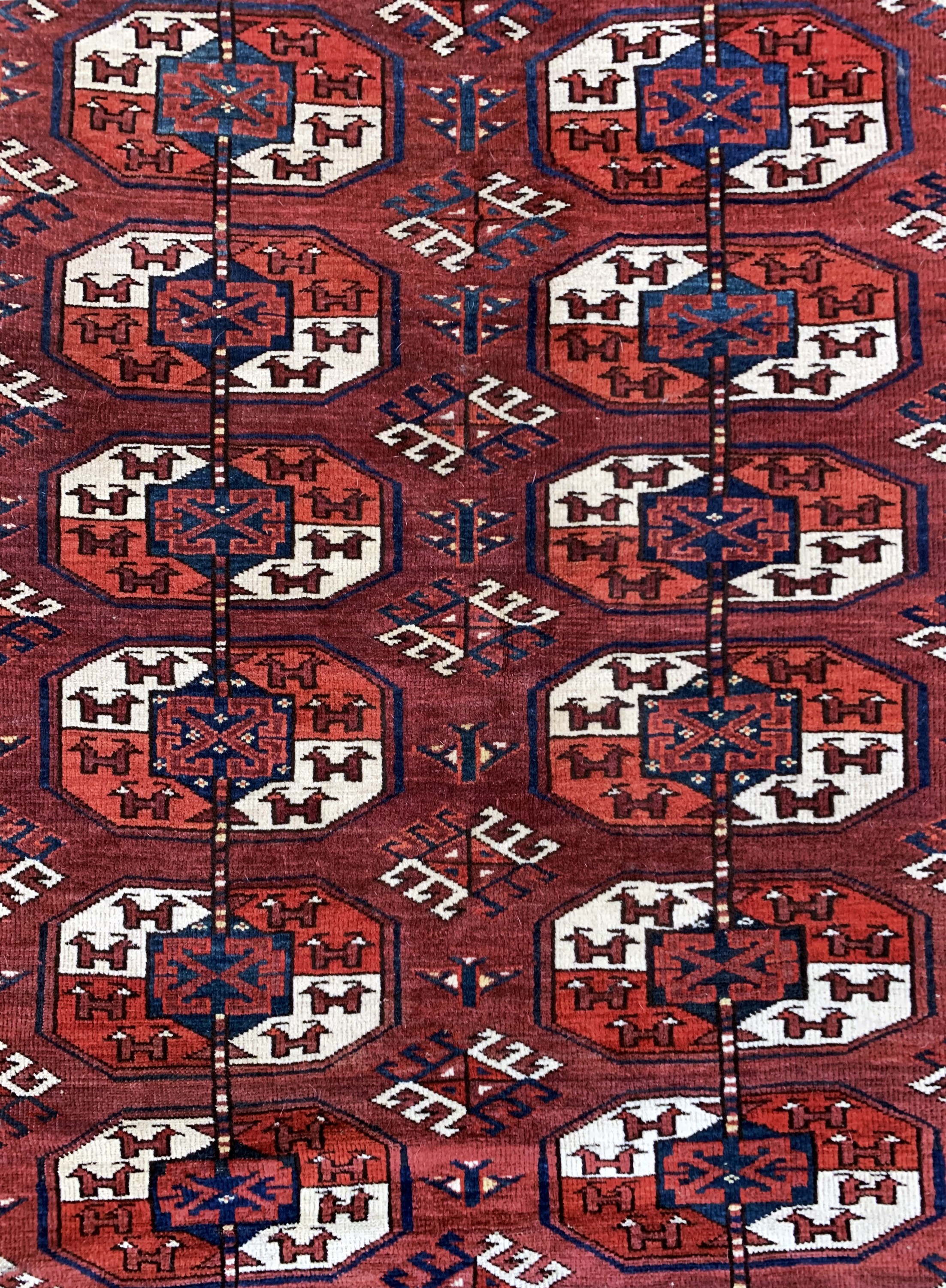 Detail c: Tekke Hauptteppich antik, Turkmenistan, 19.Jhd, Wolle auf Wolle, ca. 226 x 200 cm, verkürzt, EHZ: 4, (mehrere Löcher & Risse)