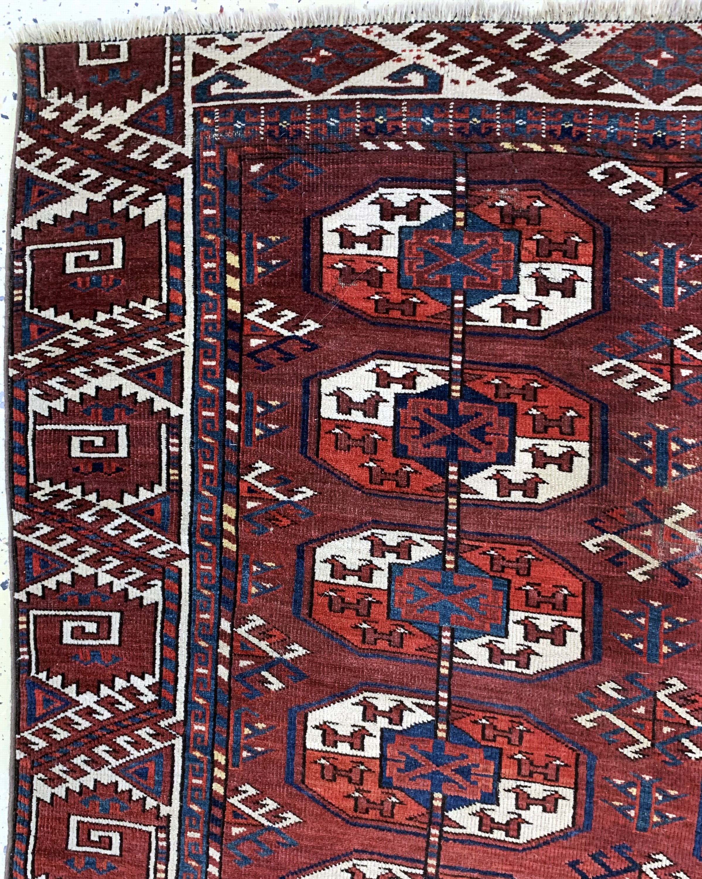 Detail d: Tekke Hauptteppich antik, Turkmenistan, 19.Jhd, Wolle auf Wolle, ca. 226 x 200 cm, verkürzt, EHZ: 4, (mehrere Löcher & Risse)