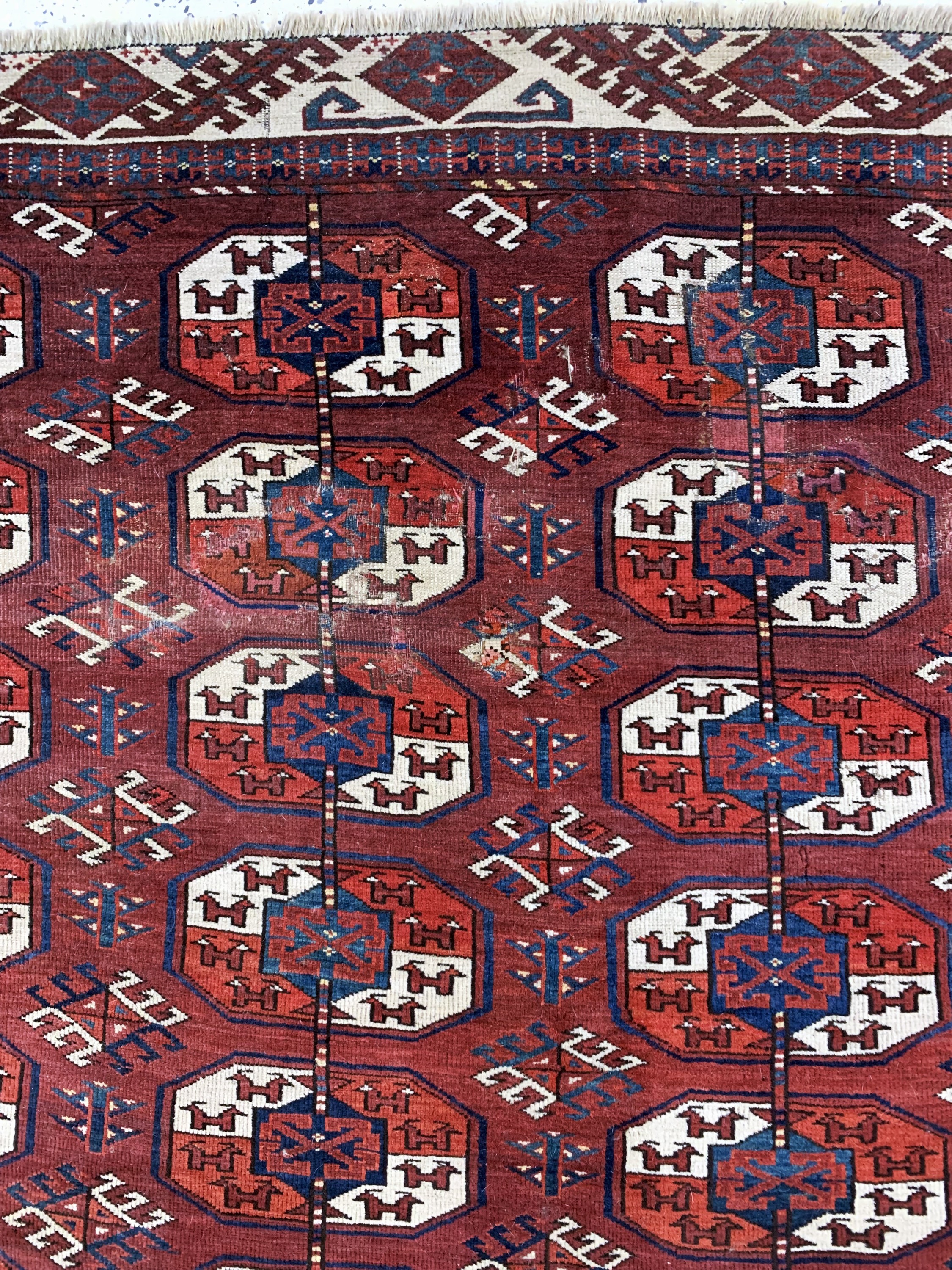 Detail e: Tekke Hauptteppich antik, Turkmenistan, 19.Jhd, Wolle auf Wolle, ca. 226 x 200 cm, verkürzt, EHZ: 4, (mehrere Löcher & Risse)