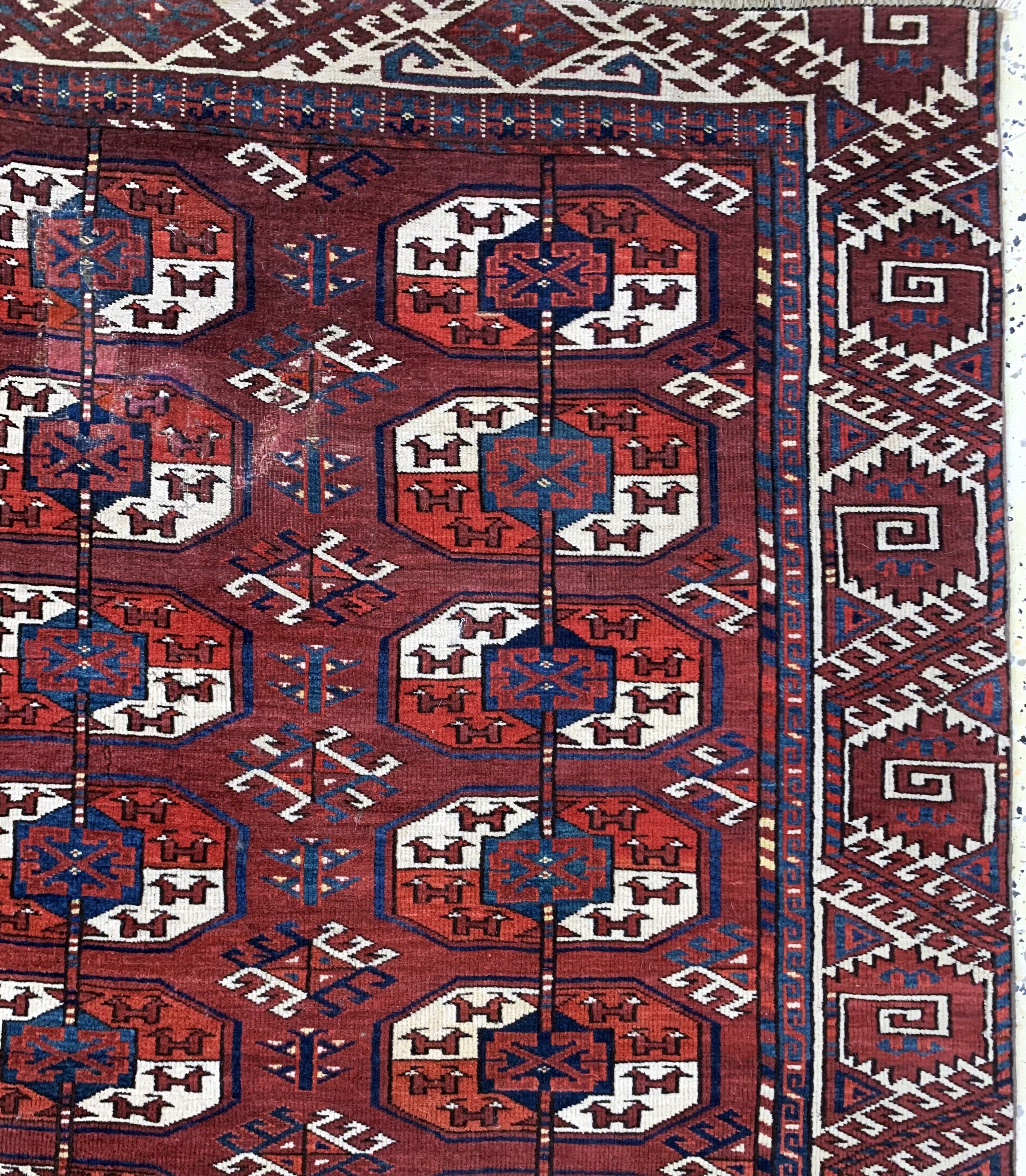 Detail f: Tekke Hauptteppich antik, Turkmenistan, 19.Jhd, Wolle auf Wolle, ca. 226 x 200 cm, verkürzt, EHZ: 4, (mehrere Löcher & Risse)