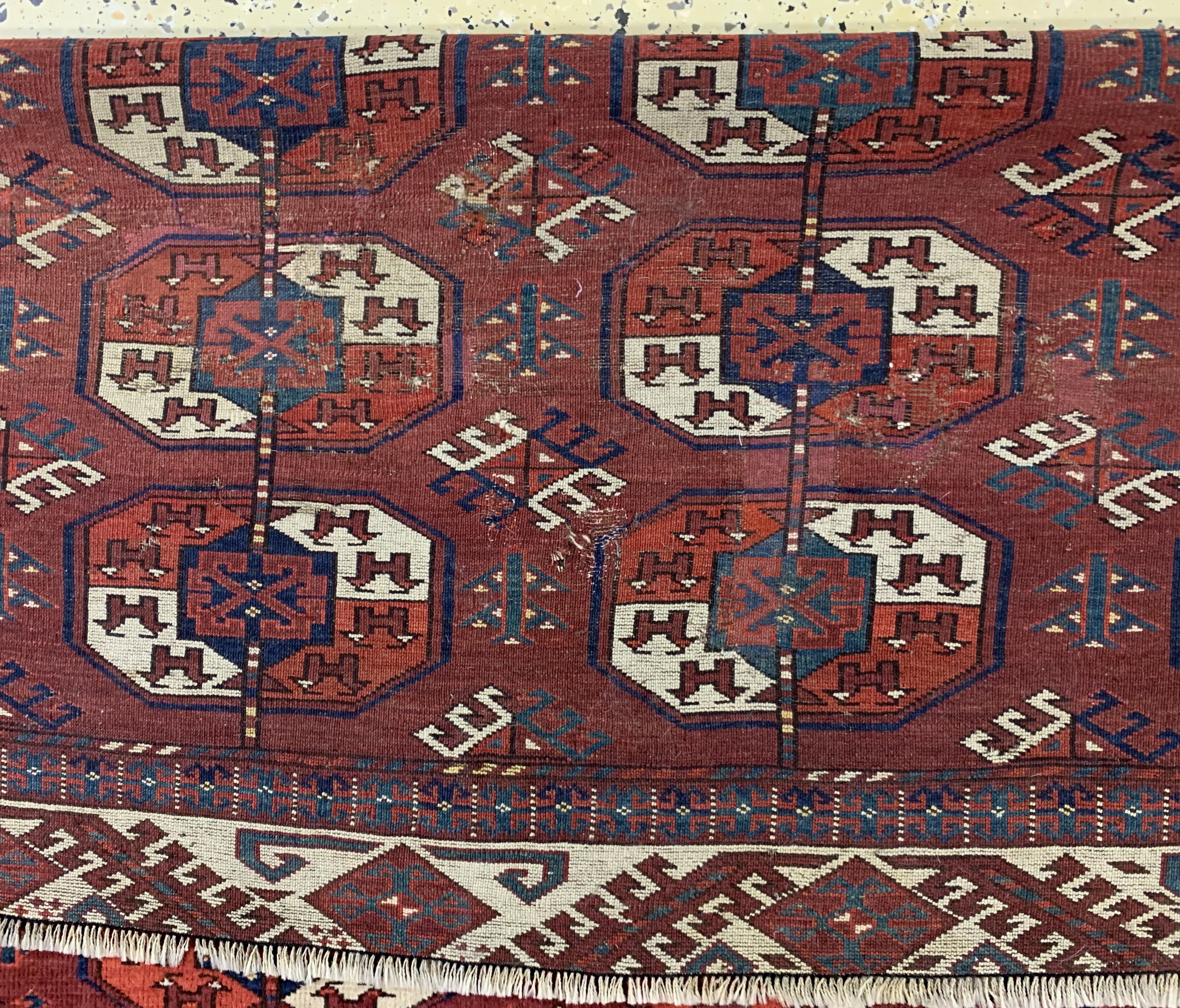 Detail g: Tekke Hauptteppich antik, Turkmenistan, 19.Jhd, Wolle auf Wolle, ca. 226 x 200 cm, verkürzt, EHZ: 4, (mehrere Löcher & Risse)