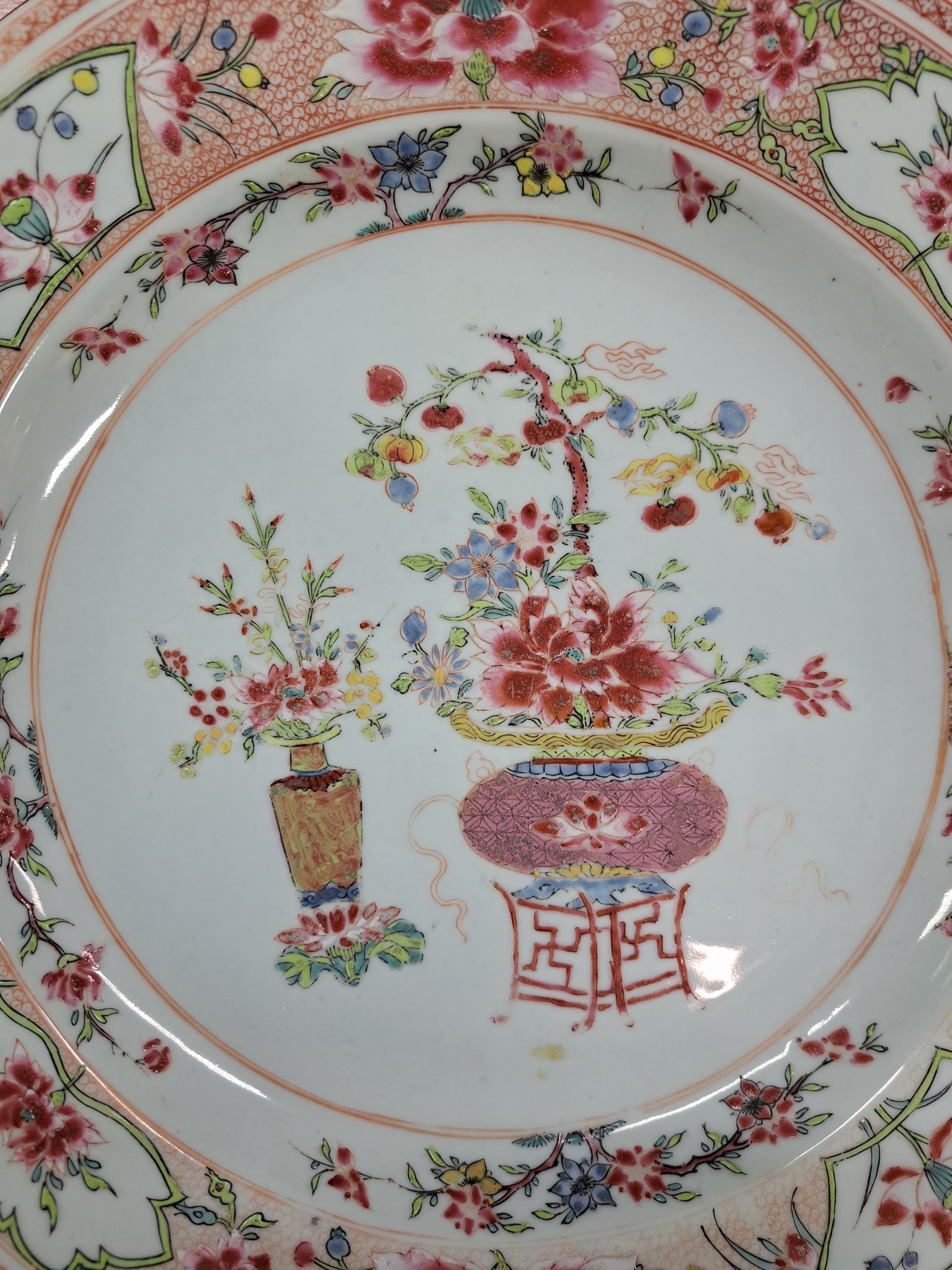 Detail b: Großer Teller, China, 19. Jh., Porzellan, mit Vasenmotiven und Blumen, Famile rose, leicht berieben, D. 31 cm, brauner Rand