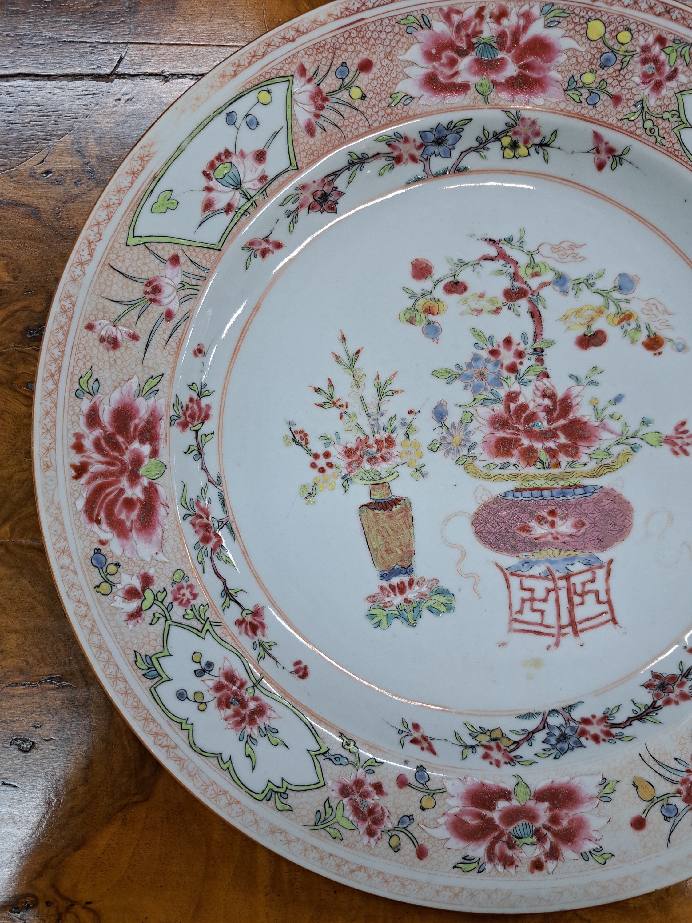 Detail c: Großer Teller, China, 19. Jh., Porzellan, mit Vasenmotiven und Blumen, Famile rose, leicht berieben, D. 31 cm, brauner Rand