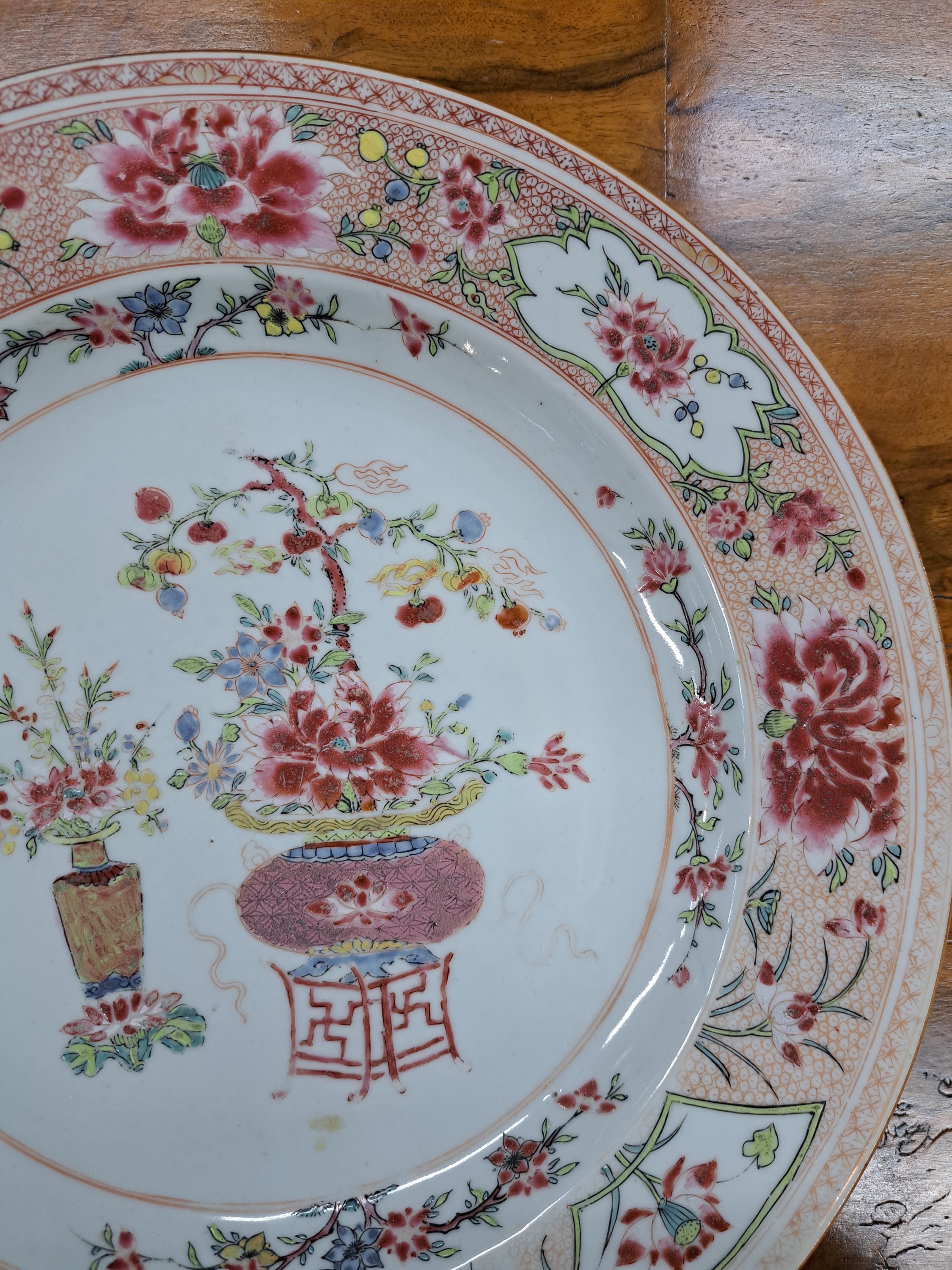 Detail e: Großer Teller, China, 19. Jh., Porzellan, mit Vasenmotiven und Blumen, Famile rose, leicht berieben, D. 31 cm, brauner Rand