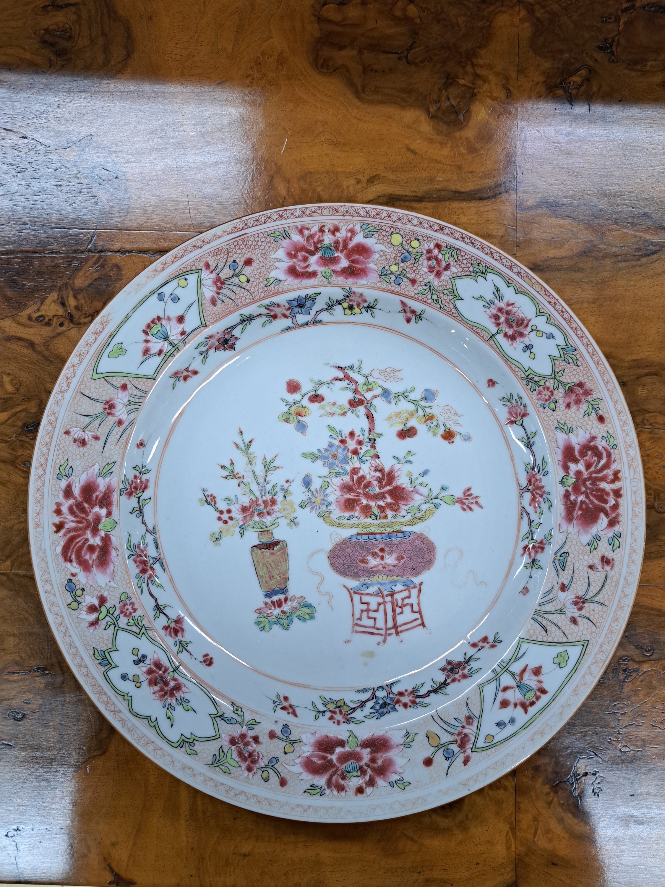 Detail f: Großer Teller, China, 19. Jh., Porzellan, mit Vasenmotiven und Blumen, Famile rose, leicht berieben, D. 31 cm, brauner Rand