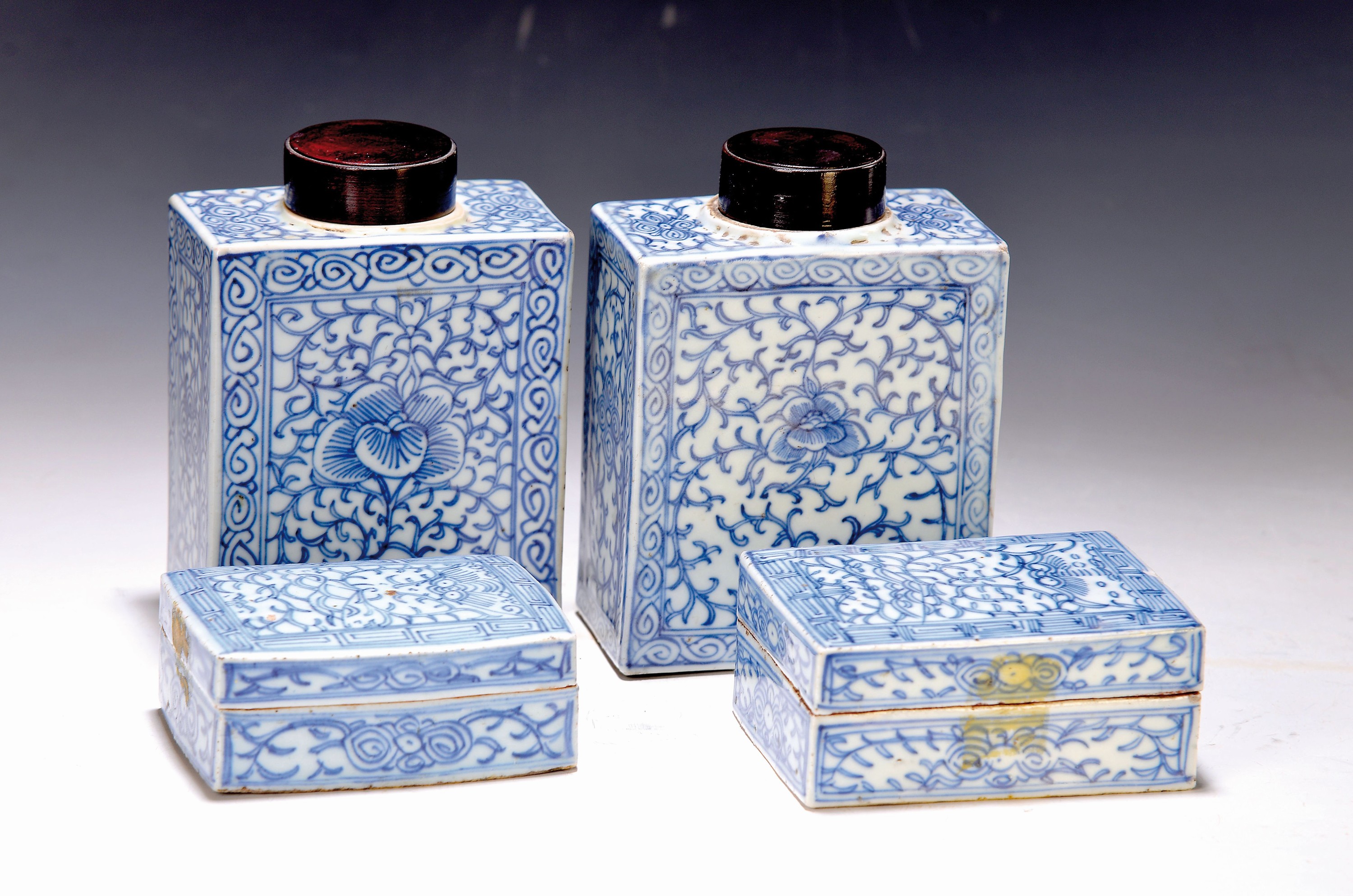 Zwei Teedosen und zwei Deckeldosen, China, um 1880/1900, blaue Unterglasurbemalung, ca. 15 cm, bzw. 10 x 5 x 7.5 cm, eine Dose kl. Chip