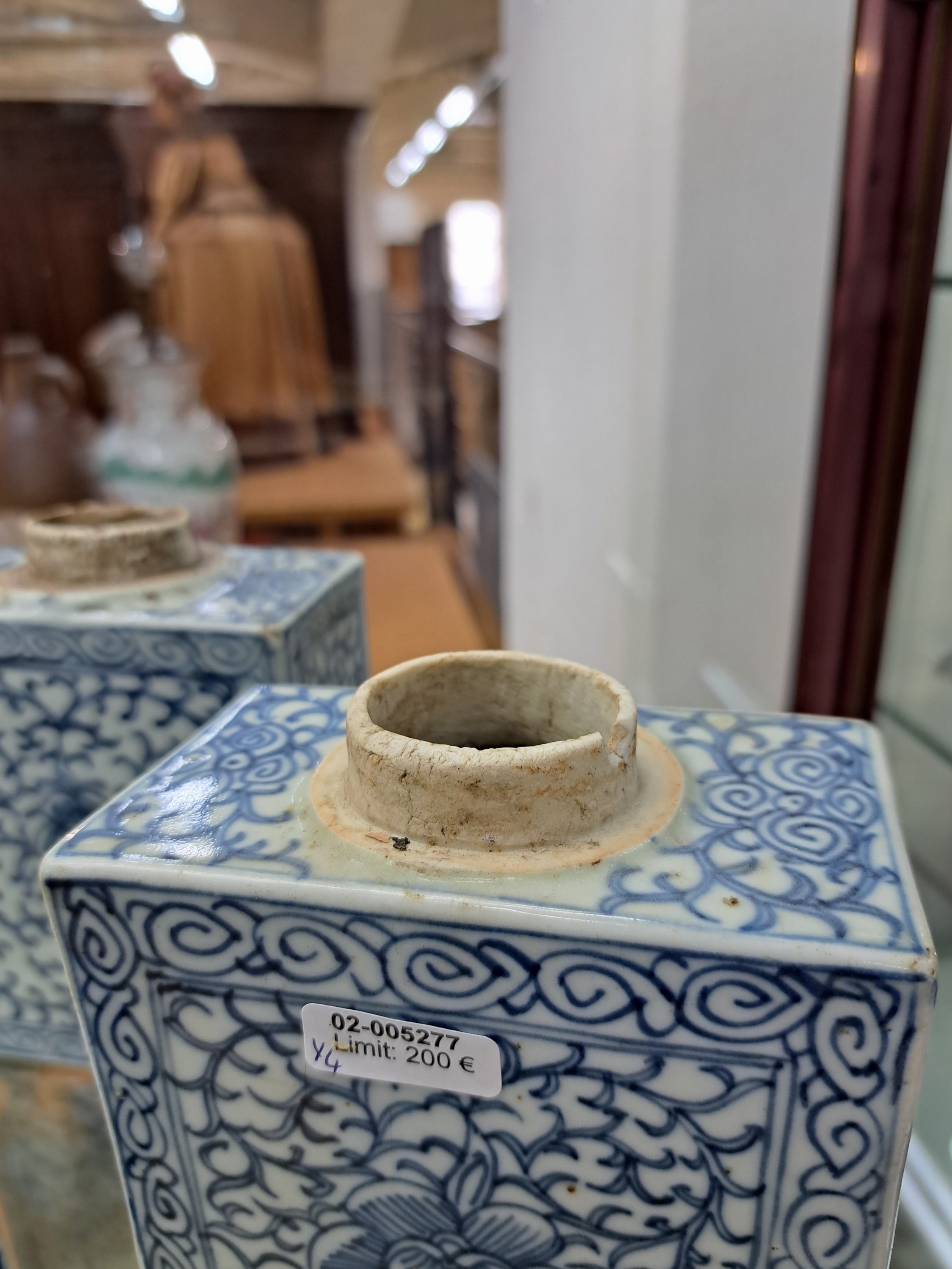 Detail b: Zwei Teedosen und zwei Deckeldosen, China, um 1880/1900, blaue Unterglasurbemalung, ca. 15 cm, bzw. 10 x 5 x 7.5 cm, eine Dose kl. Chip