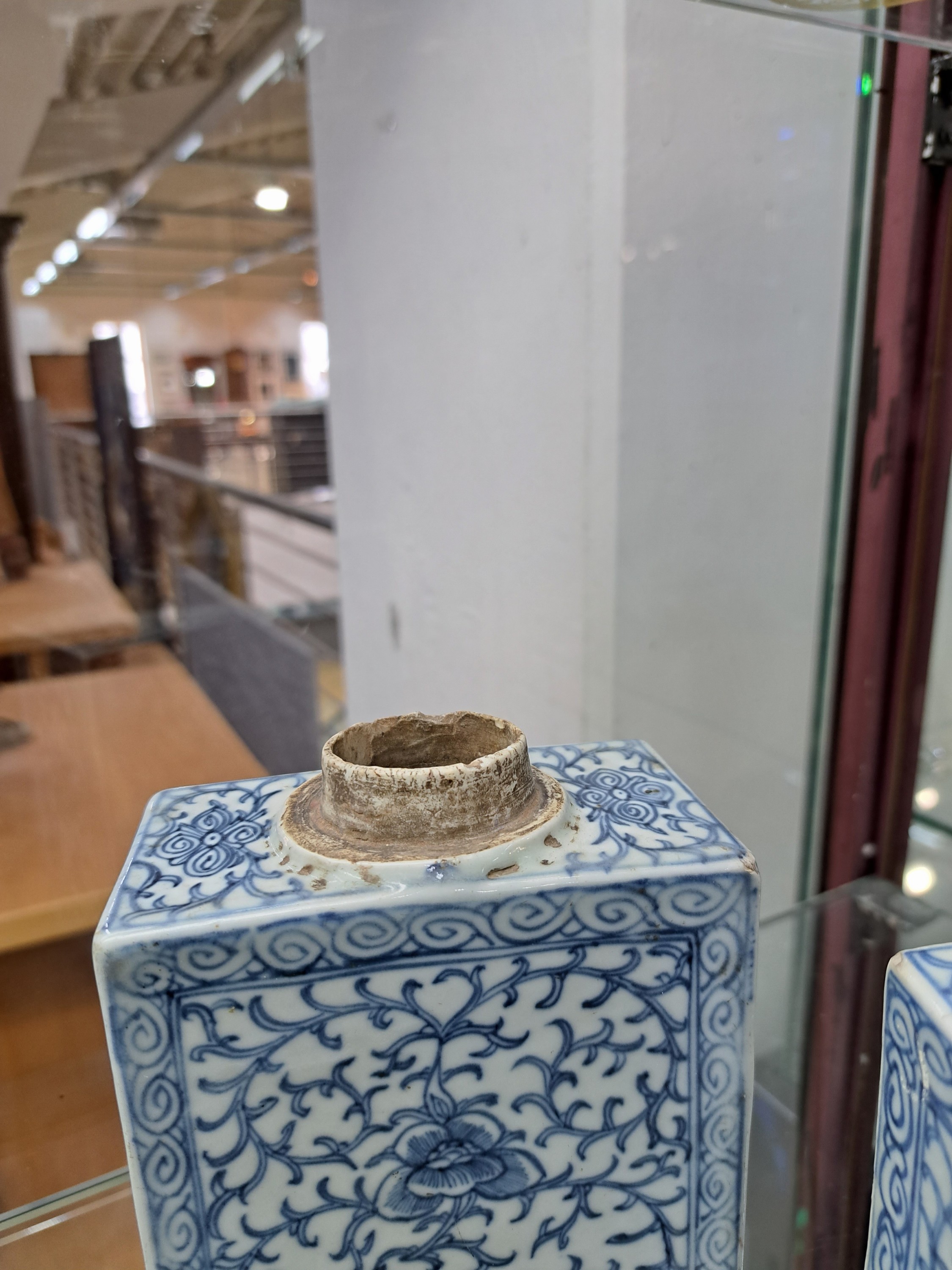 Detail c: Zwei Teedosen und zwei Deckeldosen, China, um 1880/1900, blaue Unterglasurbemalung, ca. 15 cm, bzw. 10 x 5 x 7.5 cm, eine Dose kl. Chip