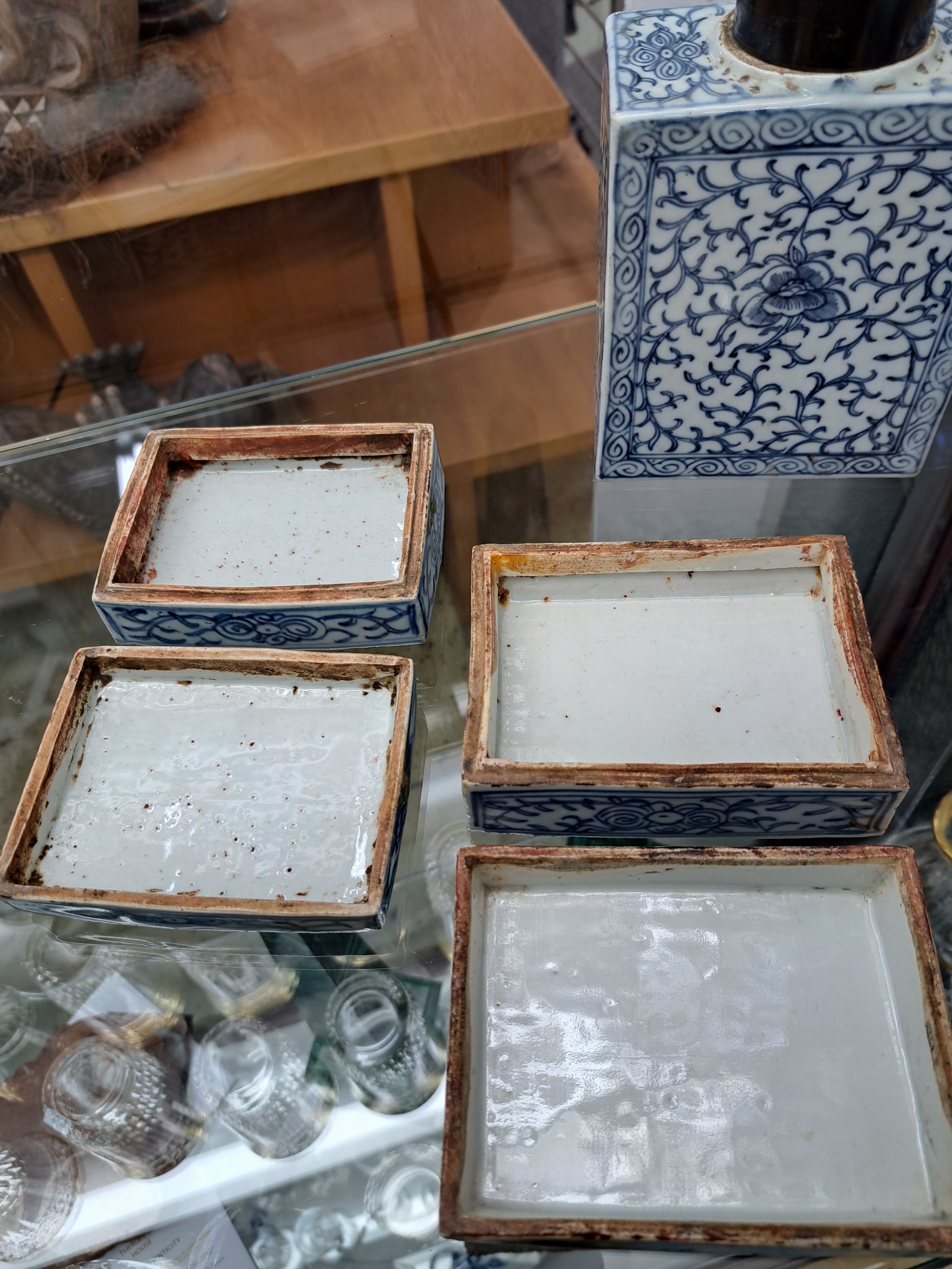 Detail d: Zwei Teedosen und zwei Deckeldosen, China, um 1880/1900, blaue Unterglasurbemalung, ca. 15 cm, bzw. 10 x 5 x 7.5 cm, eine Dose kl. Chip