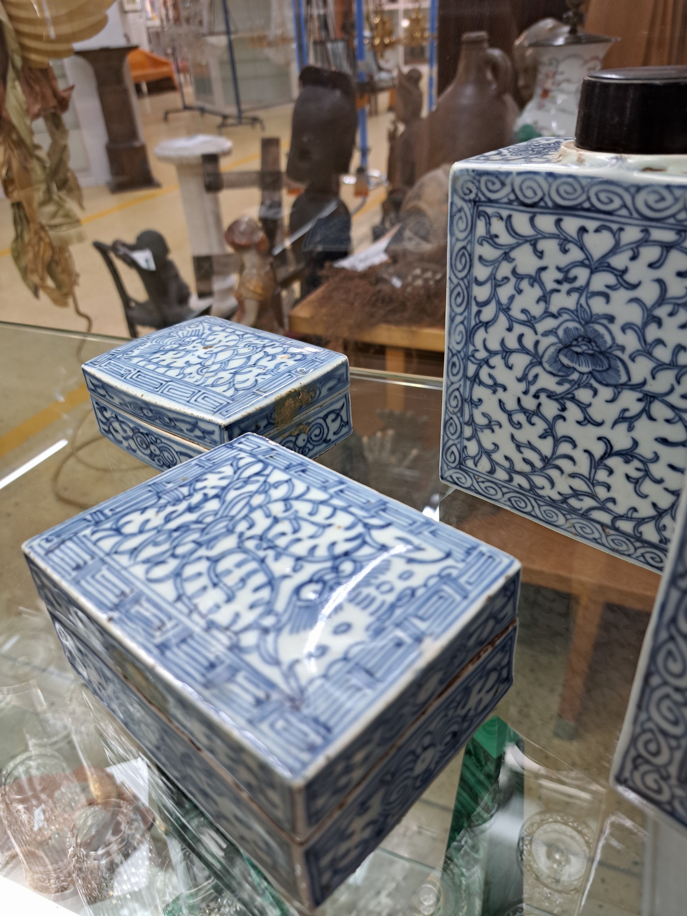 Detail f: Zwei Teedosen und zwei Deckeldosen, China, um 1880/1900, blaue Unterglasurbemalung, ca. 15 cm, bzw. 10 x 5 x 7.5 cm, eine Dose kl. Chip