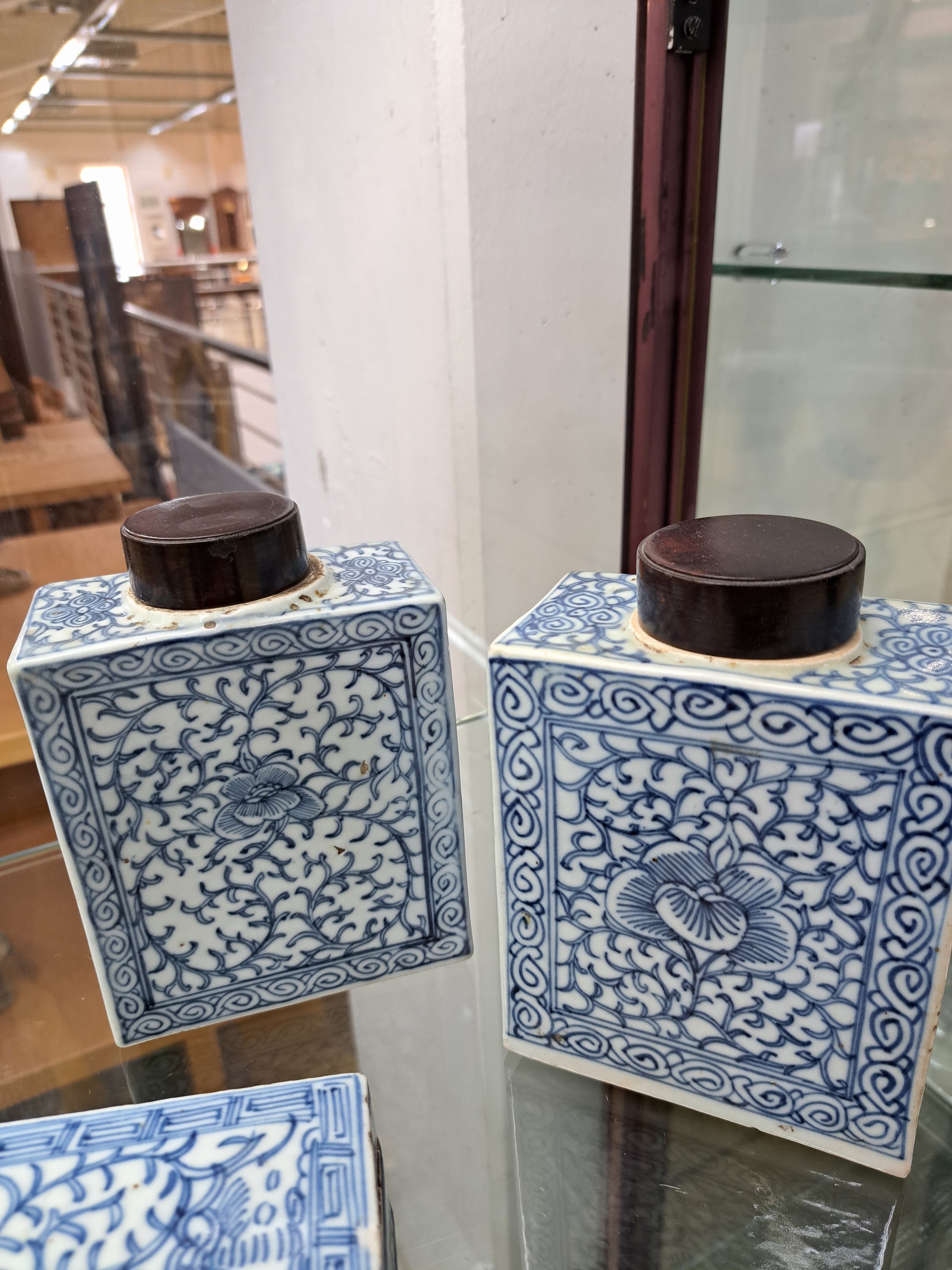Detail g: Zwei Teedosen und zwei Deckeldosen, China, um 1880/1900, blaue Unterglasurbemalung, ca. 15 cm, bzw. 10 x 5 x 7.5 cm, eine Dose kl. Chip