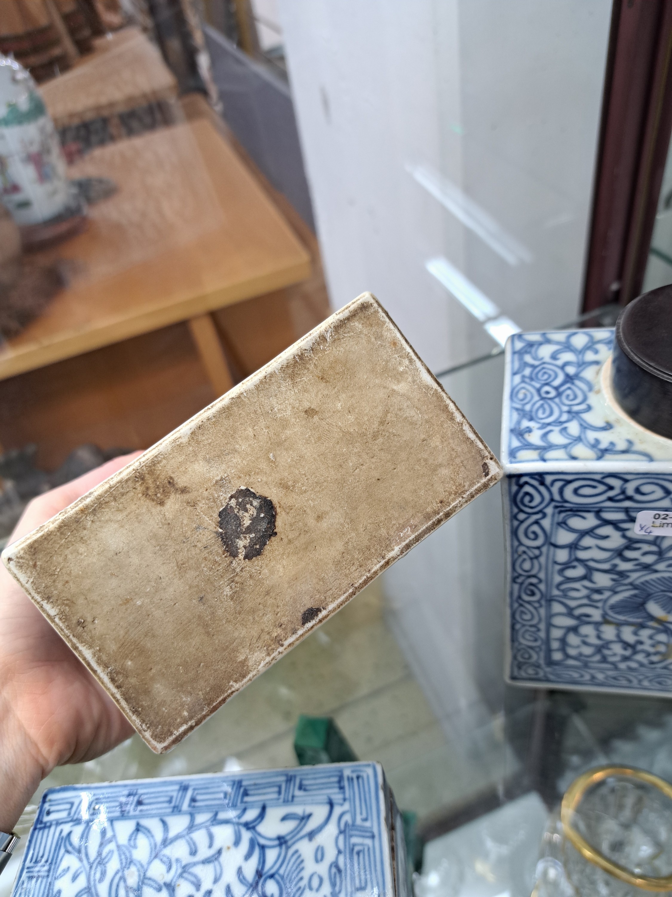 Detail i: Zwei Teedosen und zwei Deckeldosen, China, um 1880/1900, blaue Unterglasurbemalung, ca. 15 cm, bzw. 10 x 5 x 7.5 cm, eine Dose kl. Chip