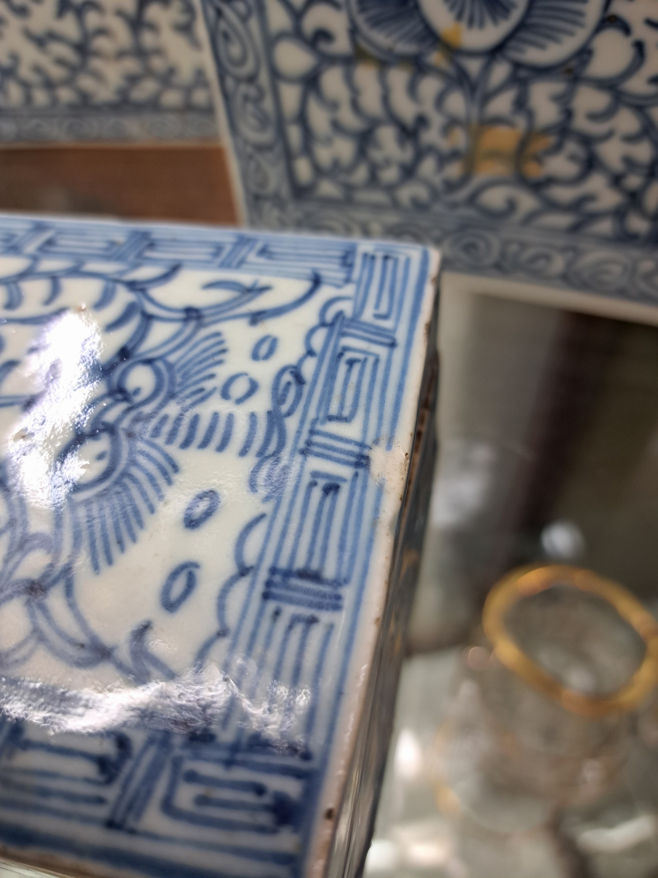 Detail j: Zwei Teedosen und zwei Deckeldosen, China, um 1880/1900, blaue Unterglasurbemalung, ca. 15 cm, bzw. 10 x 5 x 7.5 cm, eine Dose kl. Chip