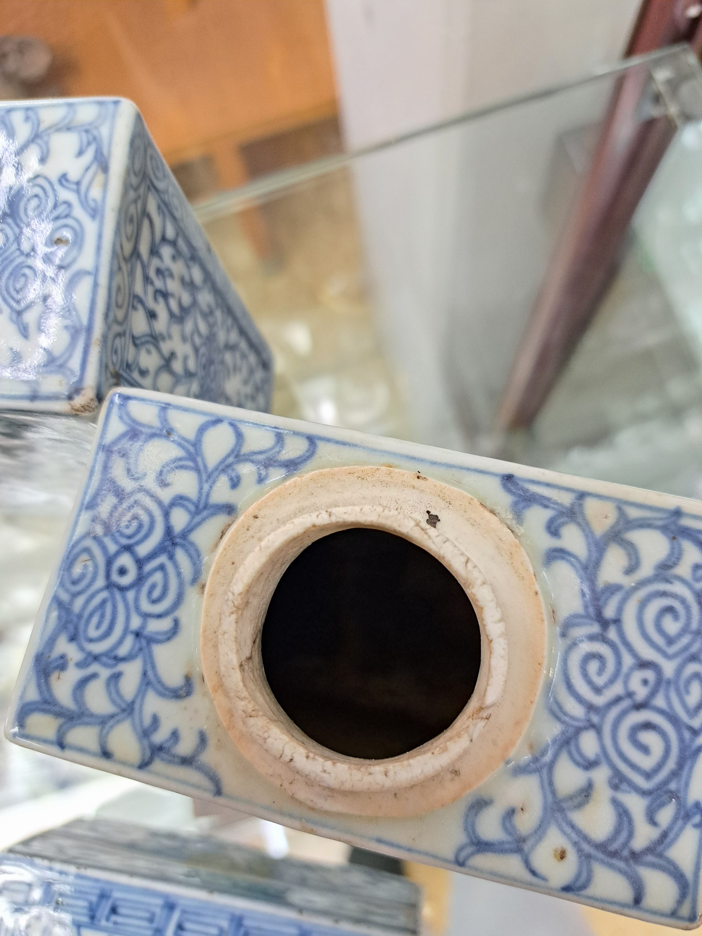 Detail k: Zwei Teedosen und zwei Deckeldosen, China, um 1880/1900, blaue Unterglasurbemalung, ca. 15 cm, bzw. 10 x 5 x 7.5 cm, eine Dose kl. Chip