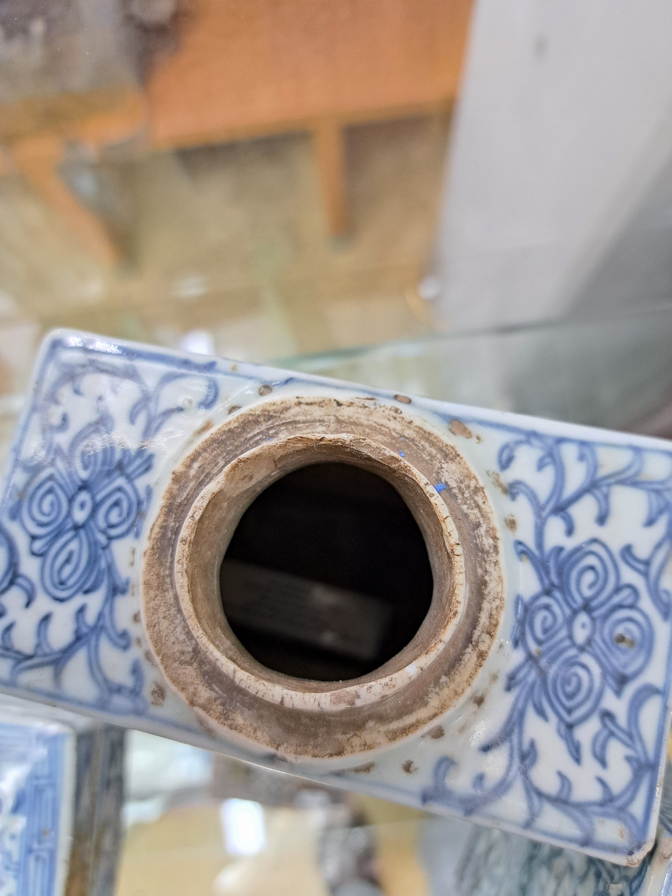 Detail l: Zwei Teedosen und zwei Deckeldosen, China, um 1880/1900, blaue Unterglasurbemalung, ca. 15 cm, bzw. 10 x 5 x 7.5 cm, eine Dose kl. Chip