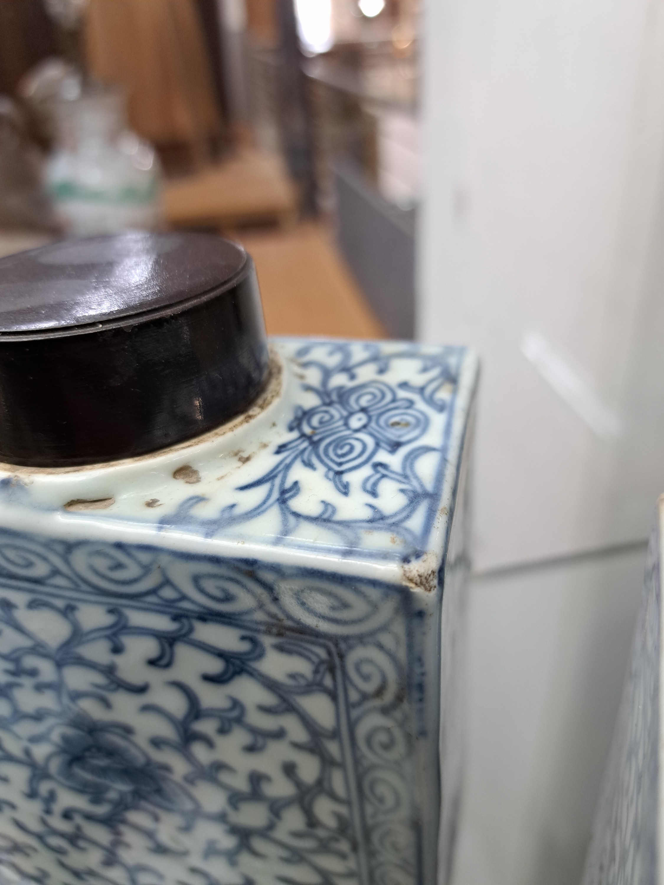 Detail m: Zwei Teedosen und zwei Deckeldosen, China, um 1880/1900, blaue Unterglasurbemalung, ca. 15 cm, bzw. 10 x 5 x 7.5 cm, eine Dose kl. Chip